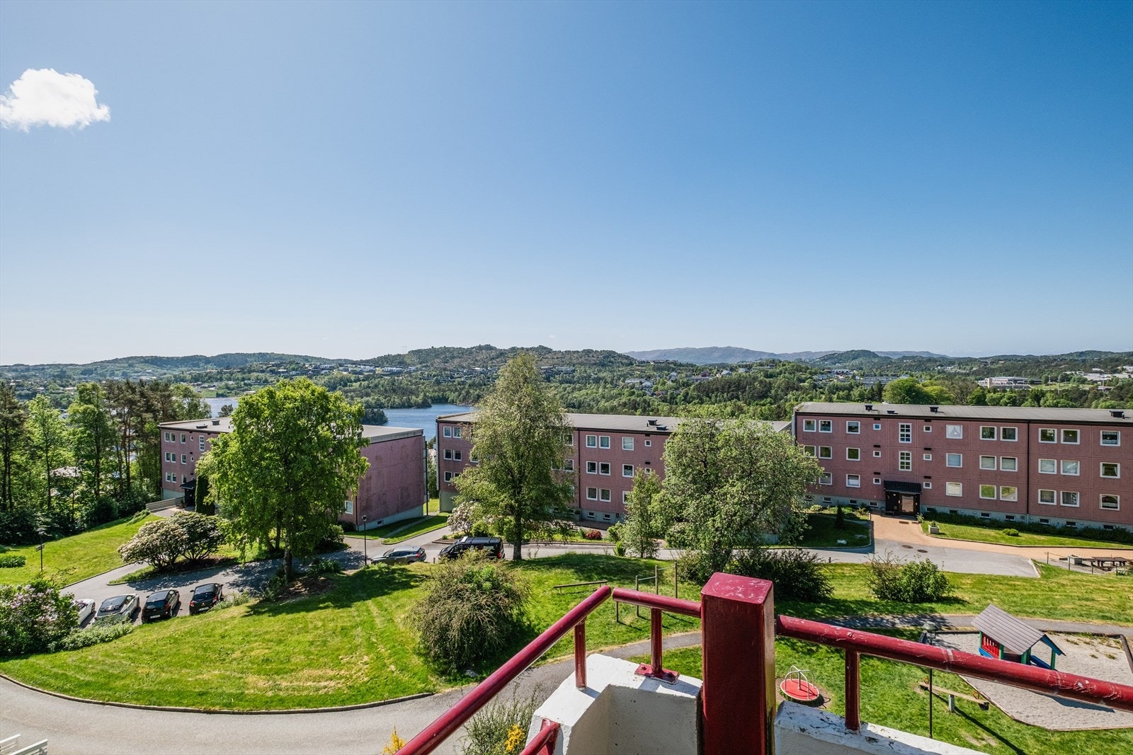 Altanen måler 10 m² og det er god plass til å innrede med ønsket utemøblement. Galleribilde