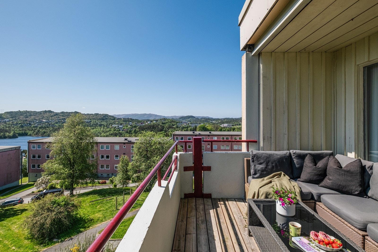 En lekker 3 (opprinnelig 4-roms) topp- og endeleilighet med egen altan og en fantastisk beliggenhet! Galleribilde