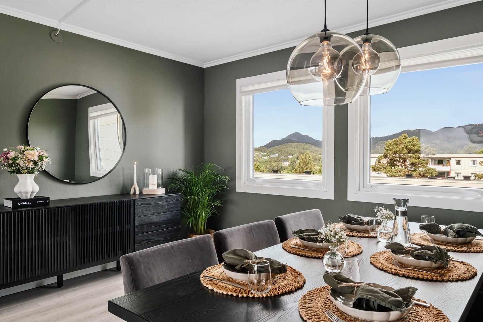 Her har du god plass til en hyggelig og sosial spisegruppe, samt en koselig sofakrok. Galleribilde