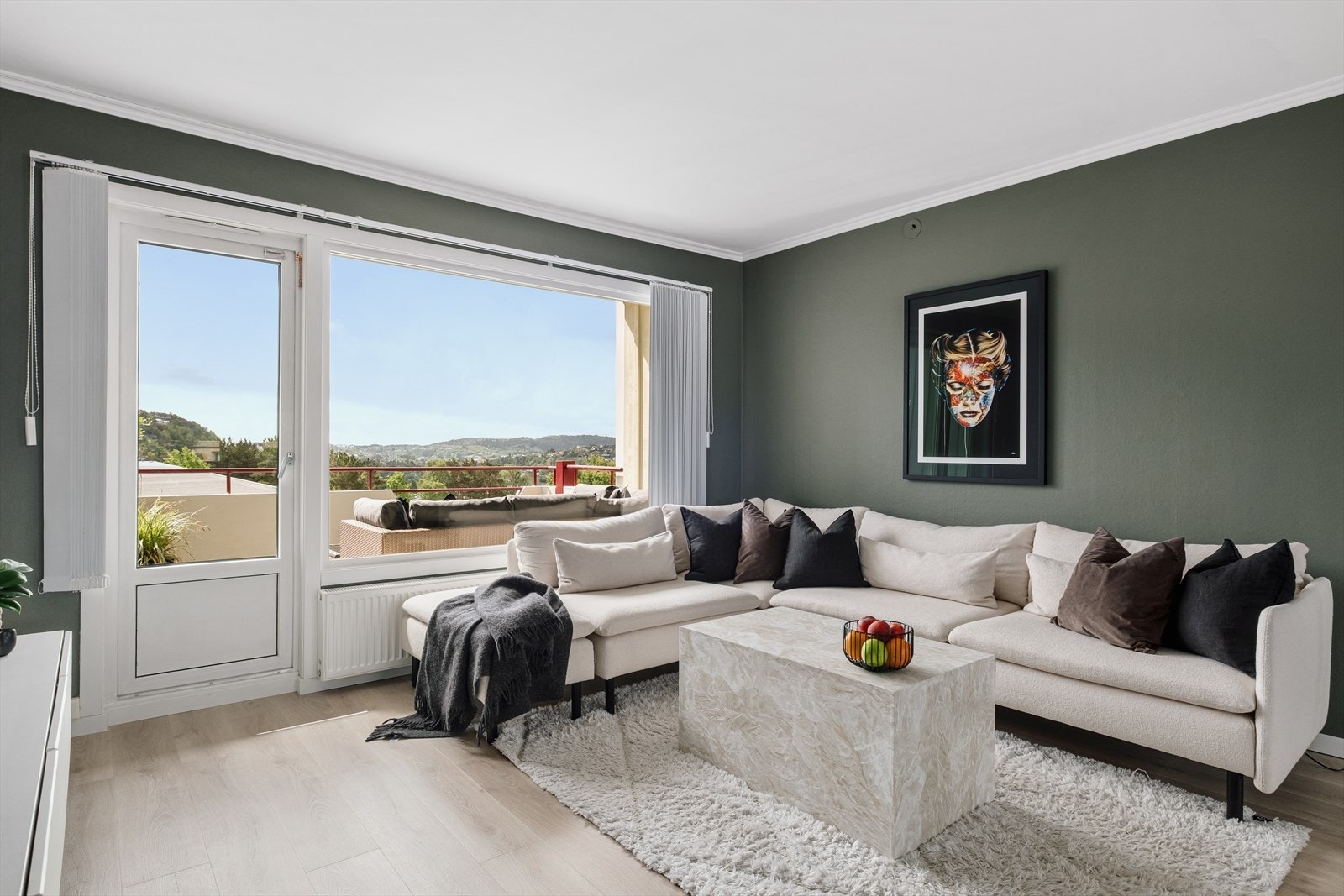 Rommets store vindusflater sikrer rikelig med naturlig lysinnslipp som setter et lyst og fint preg over rommet. Galleribilde