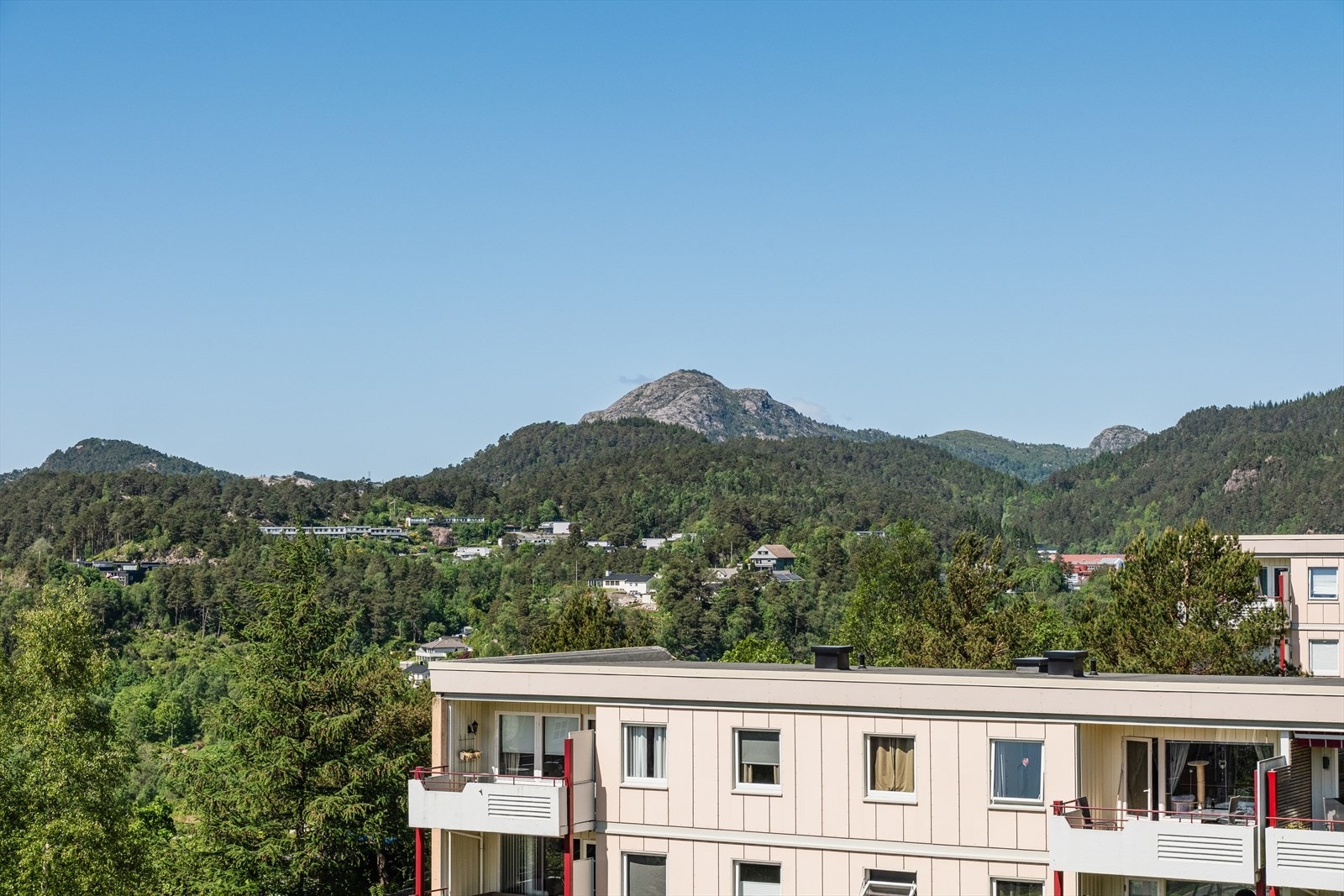 Leiligheten ligger fint til i byggets fjerde og øverste etasje. Galleribilde