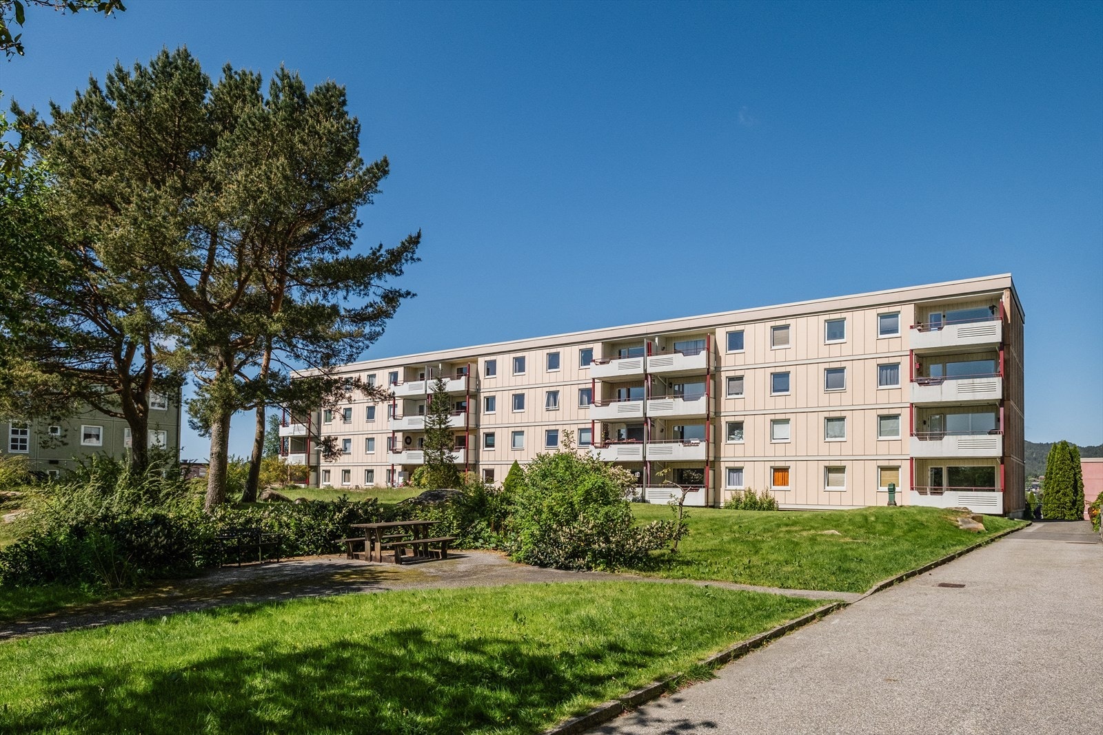 Ellers er beliggenheten ideell med kort vei til flere servicefasiliteter, gode kollektivforbindelser, samt flere flotte turområder. Galleribilde