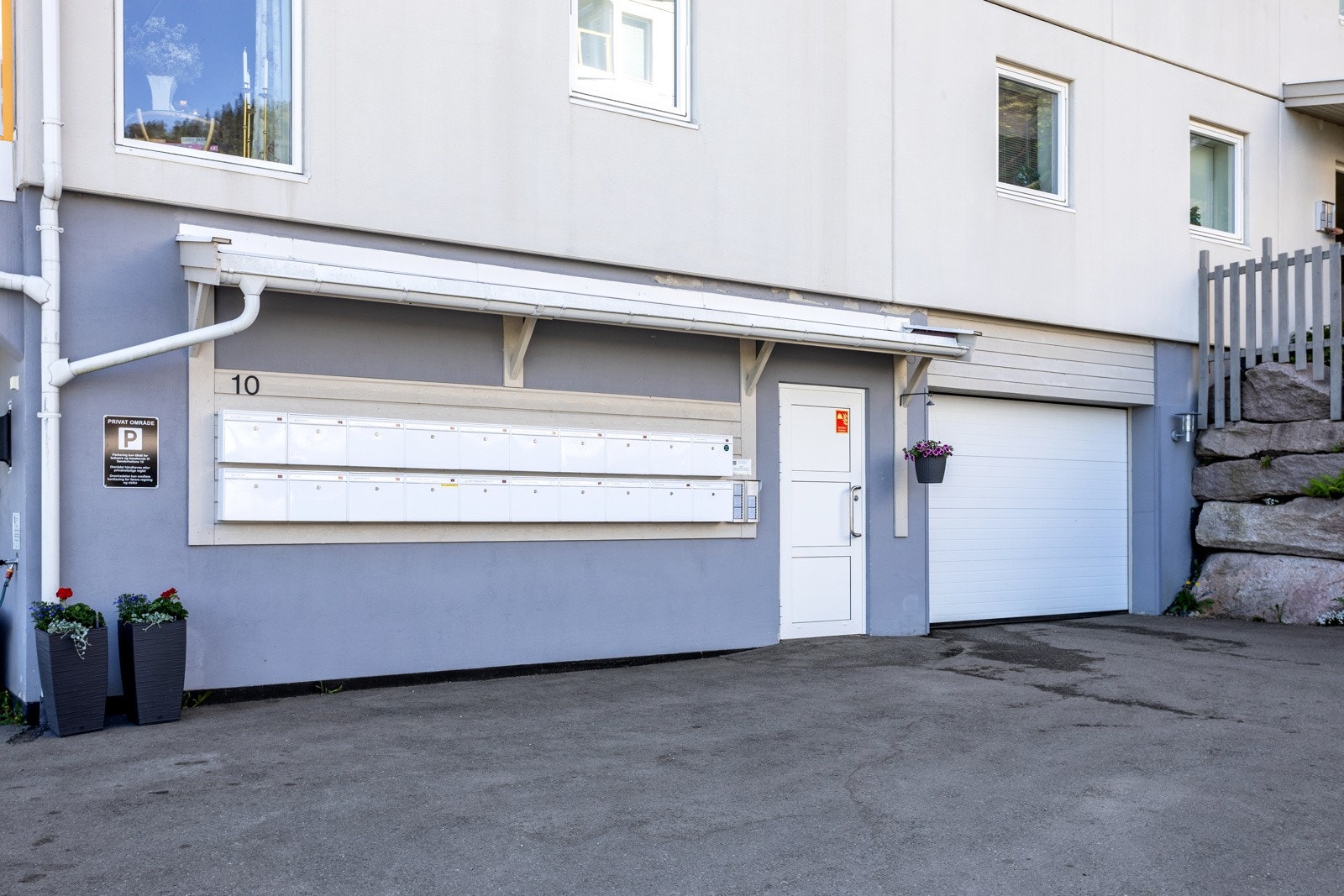 Innkjøring til garasje. Galleribilde