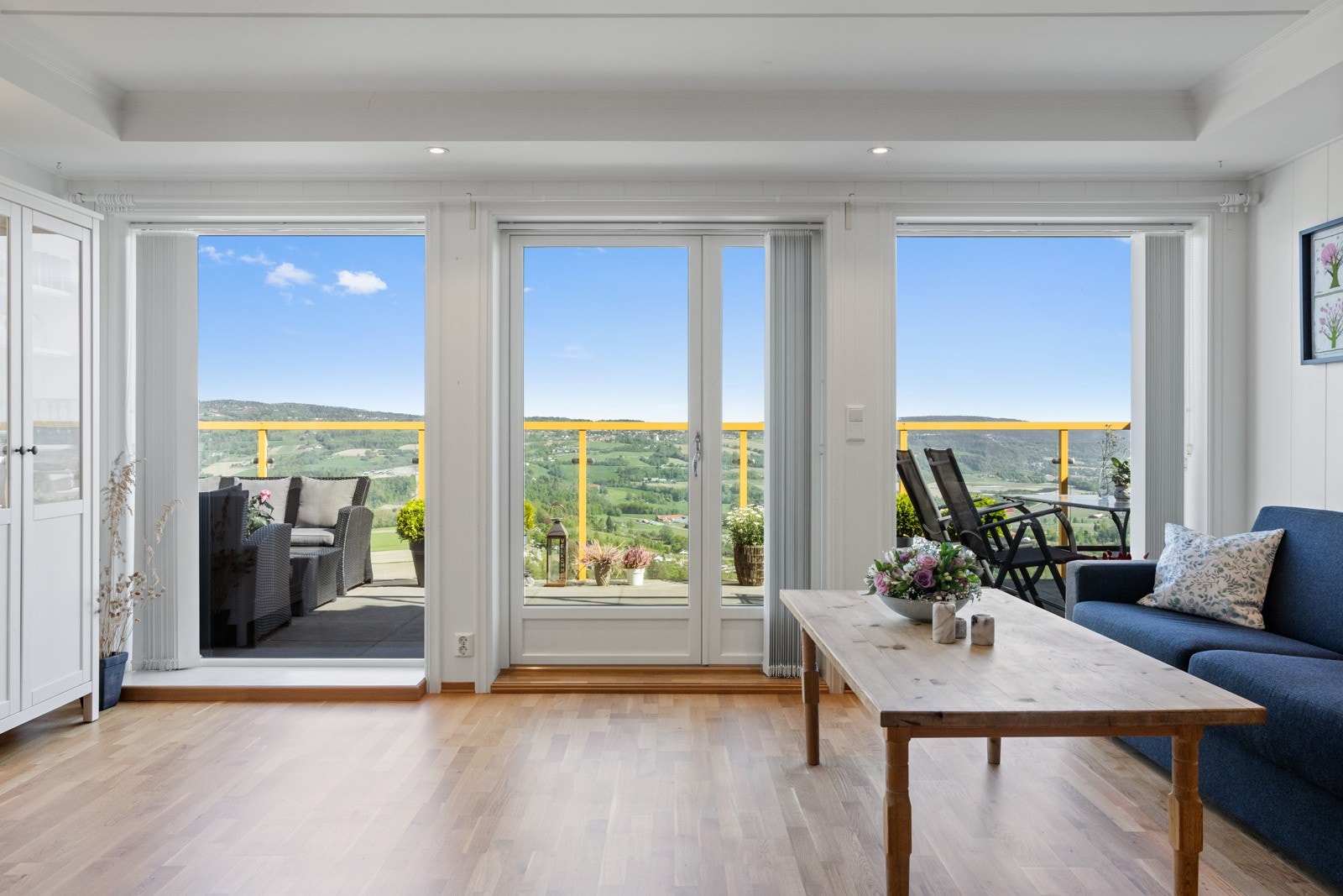 Store vindusflater i stue gir rikelig med naturlig lys. Galleribilde