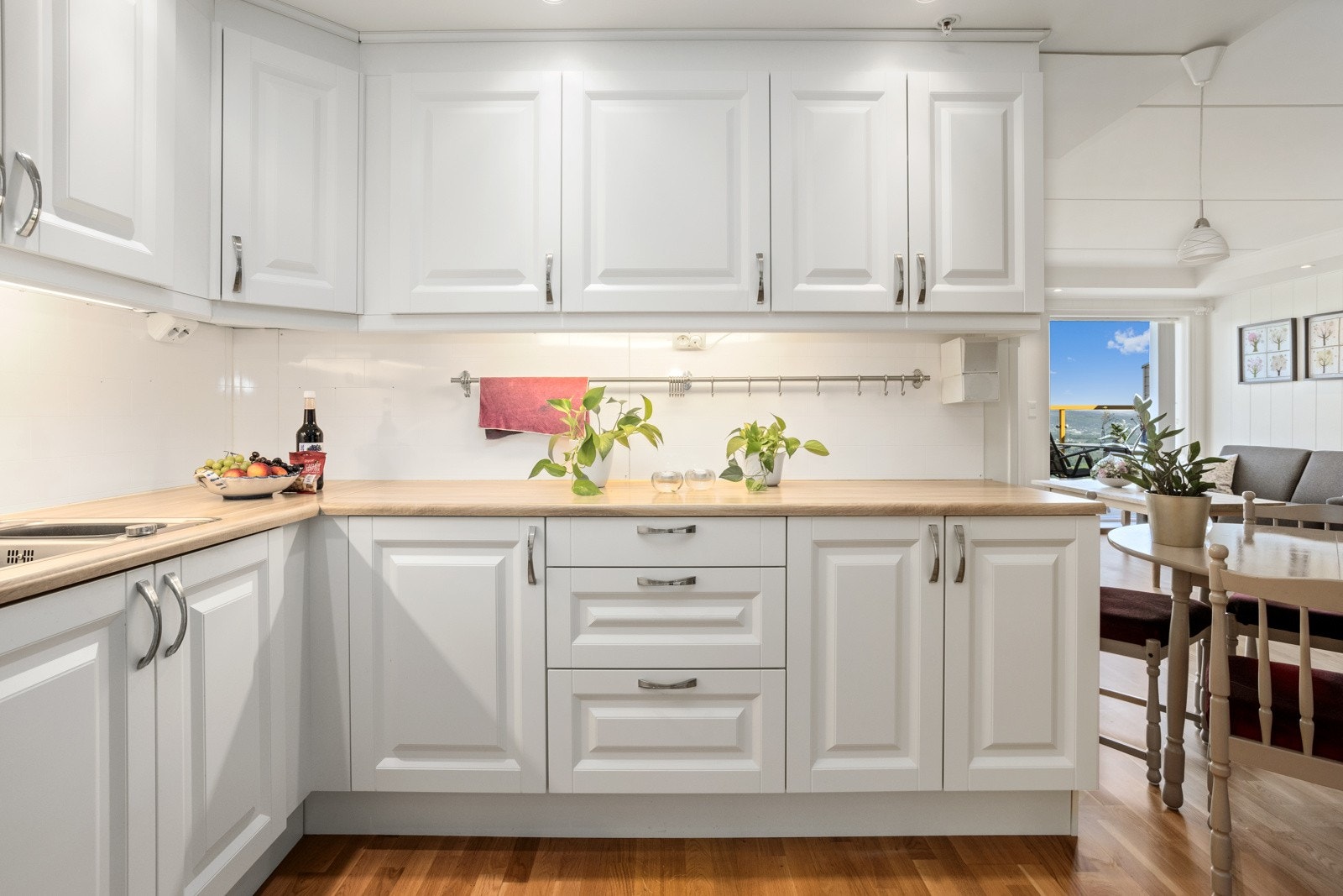 Kjøkkenet har godt med benke og skapplass. Galleribilde