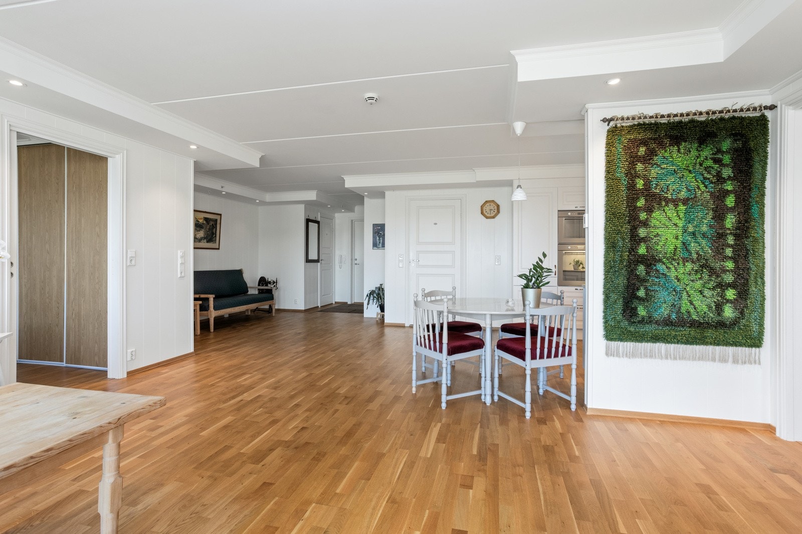 Stue med plass til to sofagrupper. Galleribilde