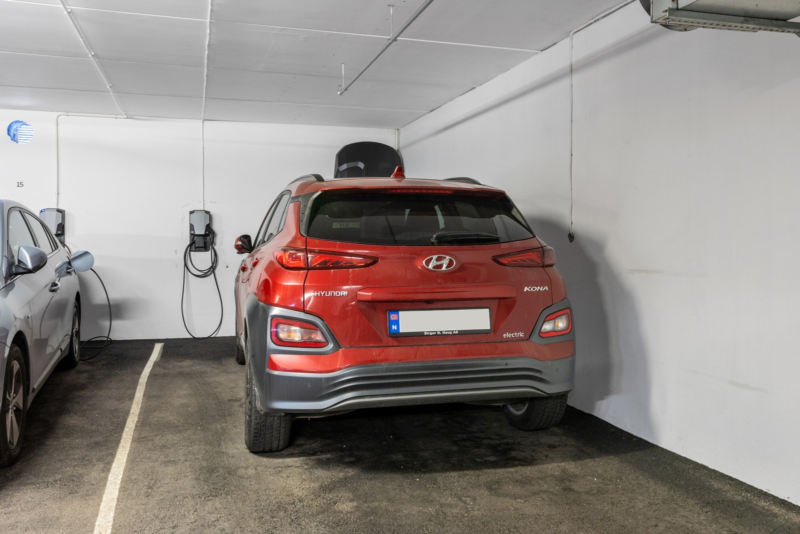 Parkering i felles garasje. Galleribilde