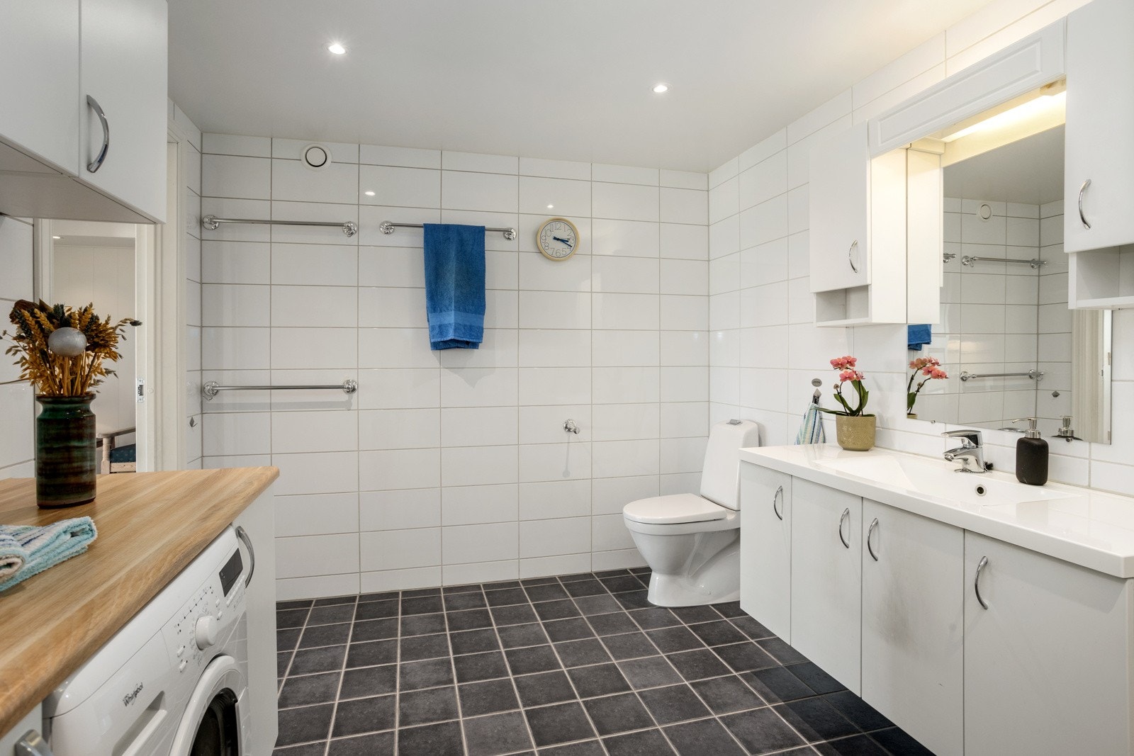 Badet har rikelig med skapplass. Galleribilde