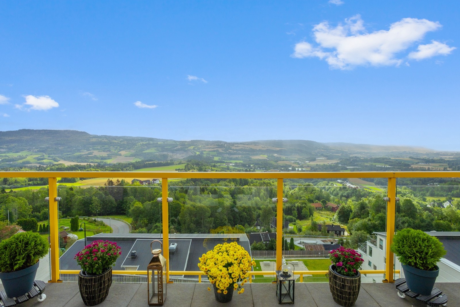 Utsikt mot Lierdalen fra balkongen. Galleribilde