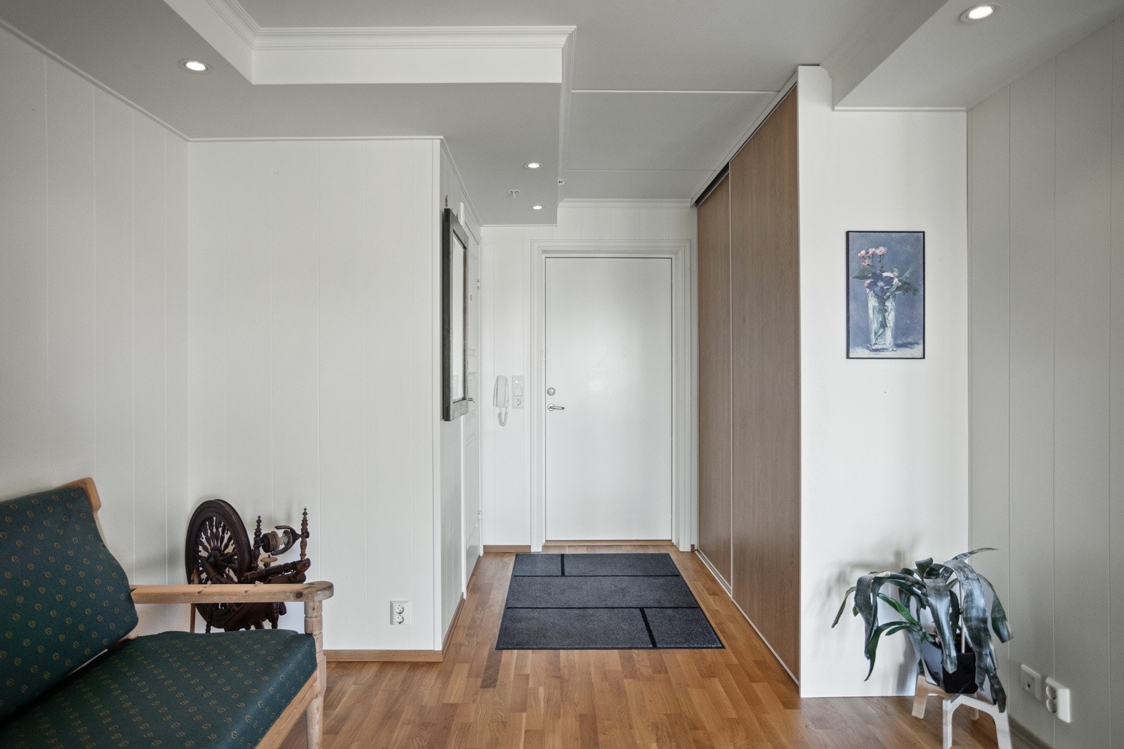 Velkommen inn! Entré med skyvedørsgarderobe. Galleribilde