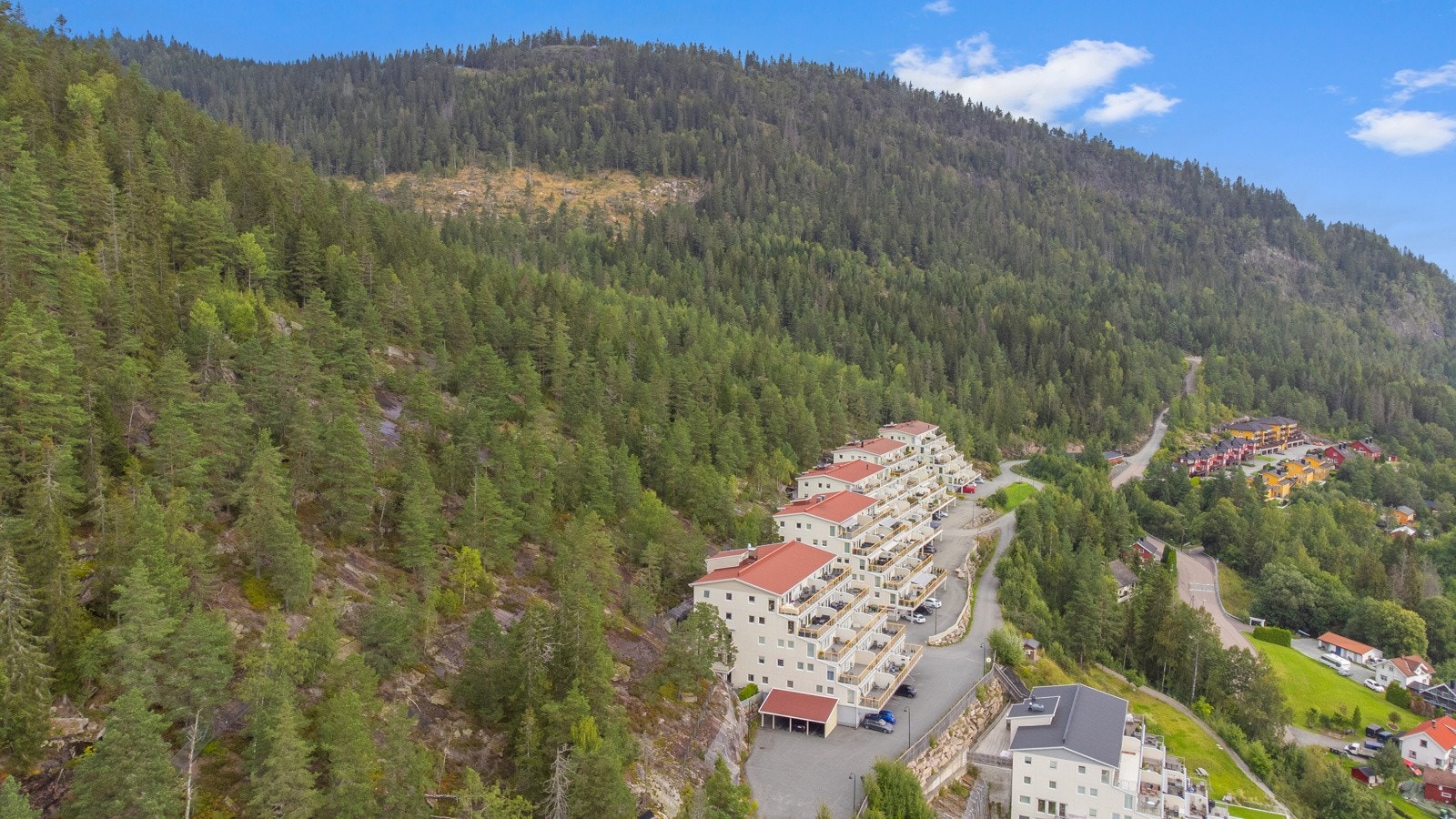 Bygget har en attraktiv beliggenhet øvert i enden av feltet. Galleribilde