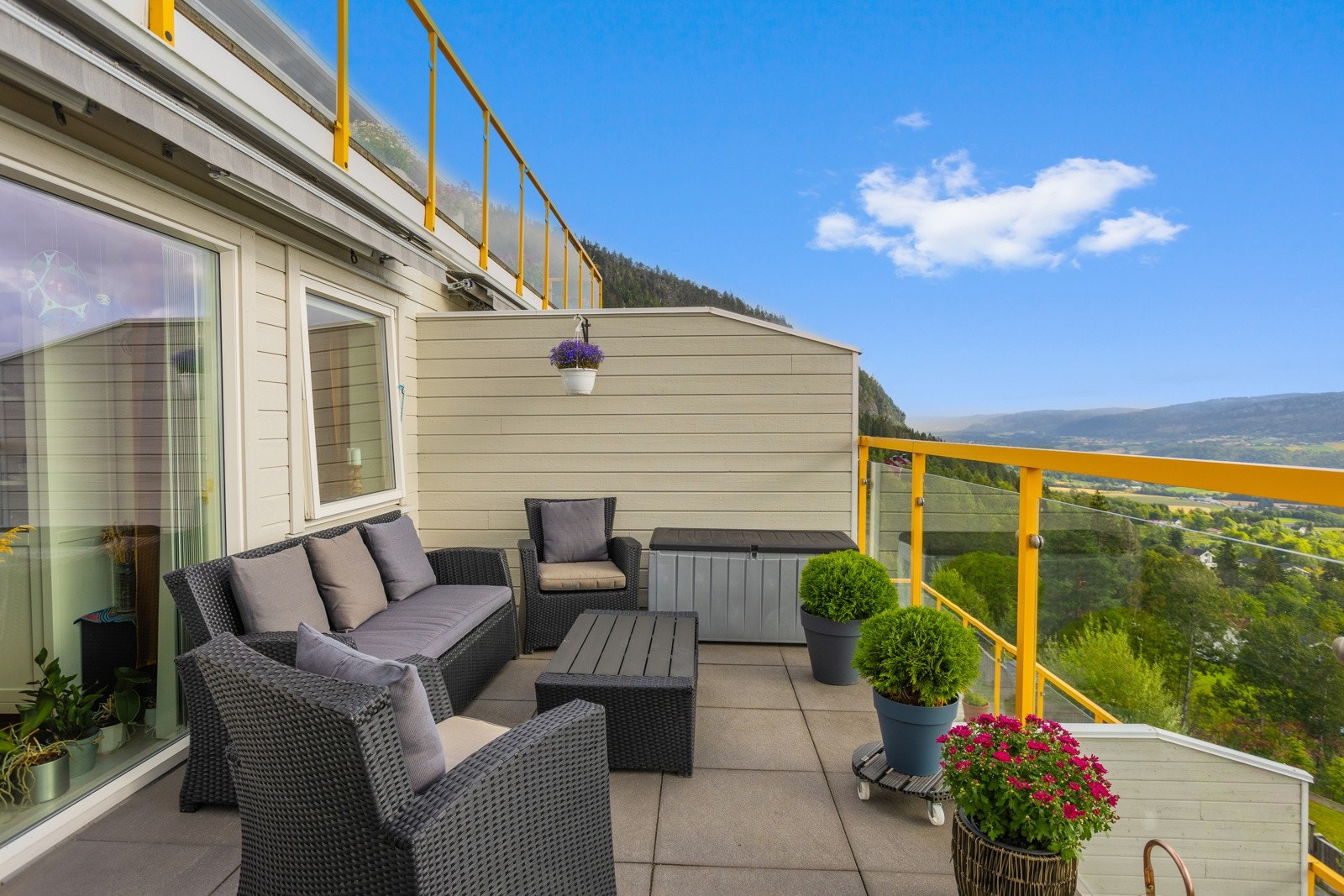 Romslig balkong på 26 kvm med plass til spisegruppe. Galleribilde