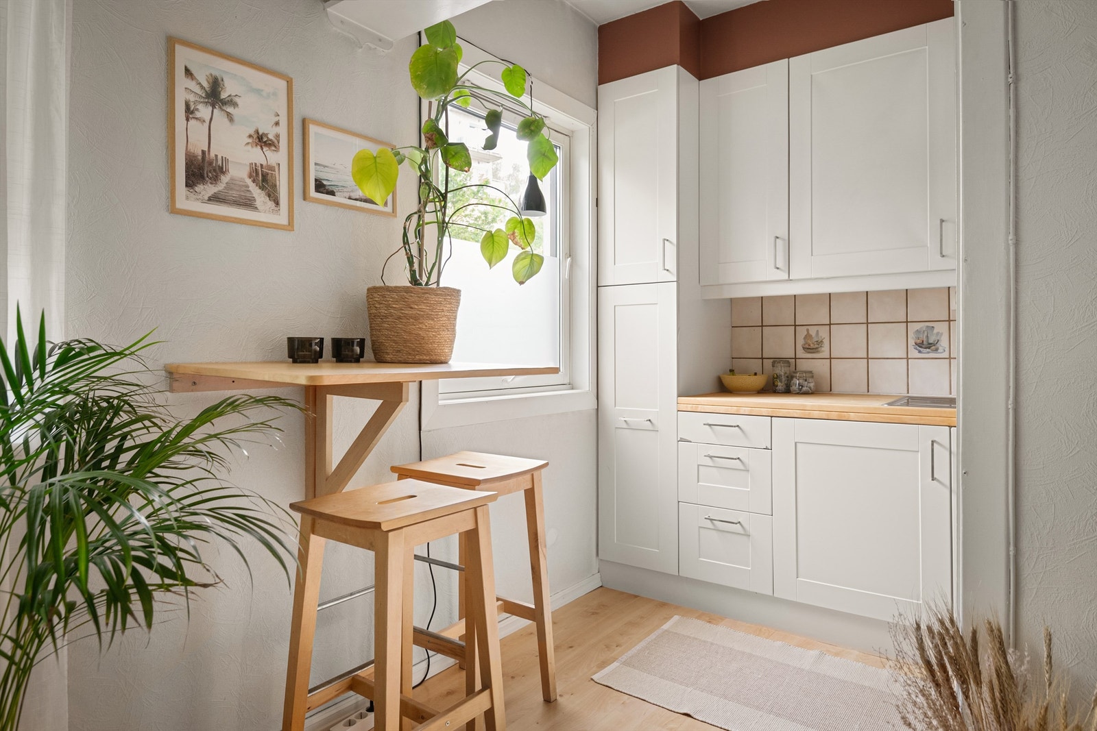 Fin spiseplass mellom kjøkken og stue Galleribilde