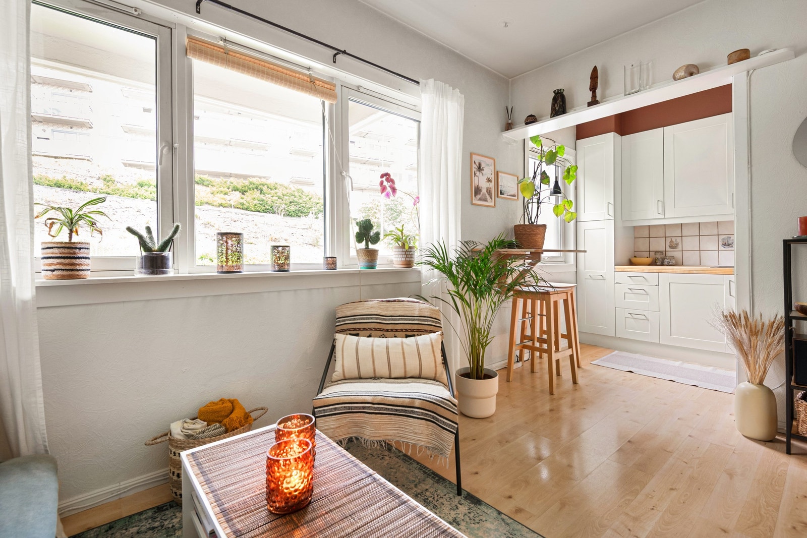 Leiligheten er meget plasseffektiv. Store vinduer gir mye lys til hele leiligheten. Galleribilde