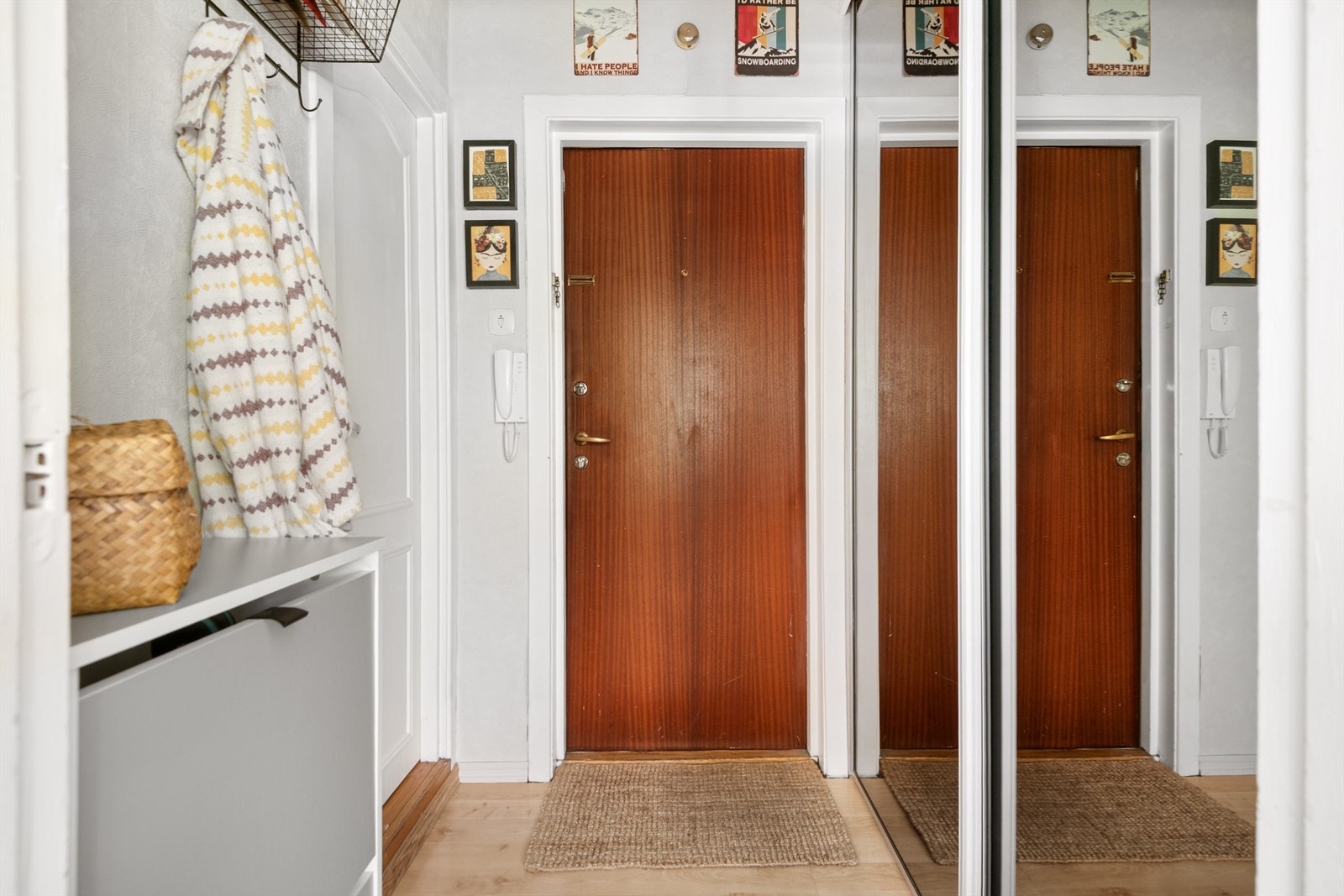 Entré med skyvedørsgarderobe Galleribilde