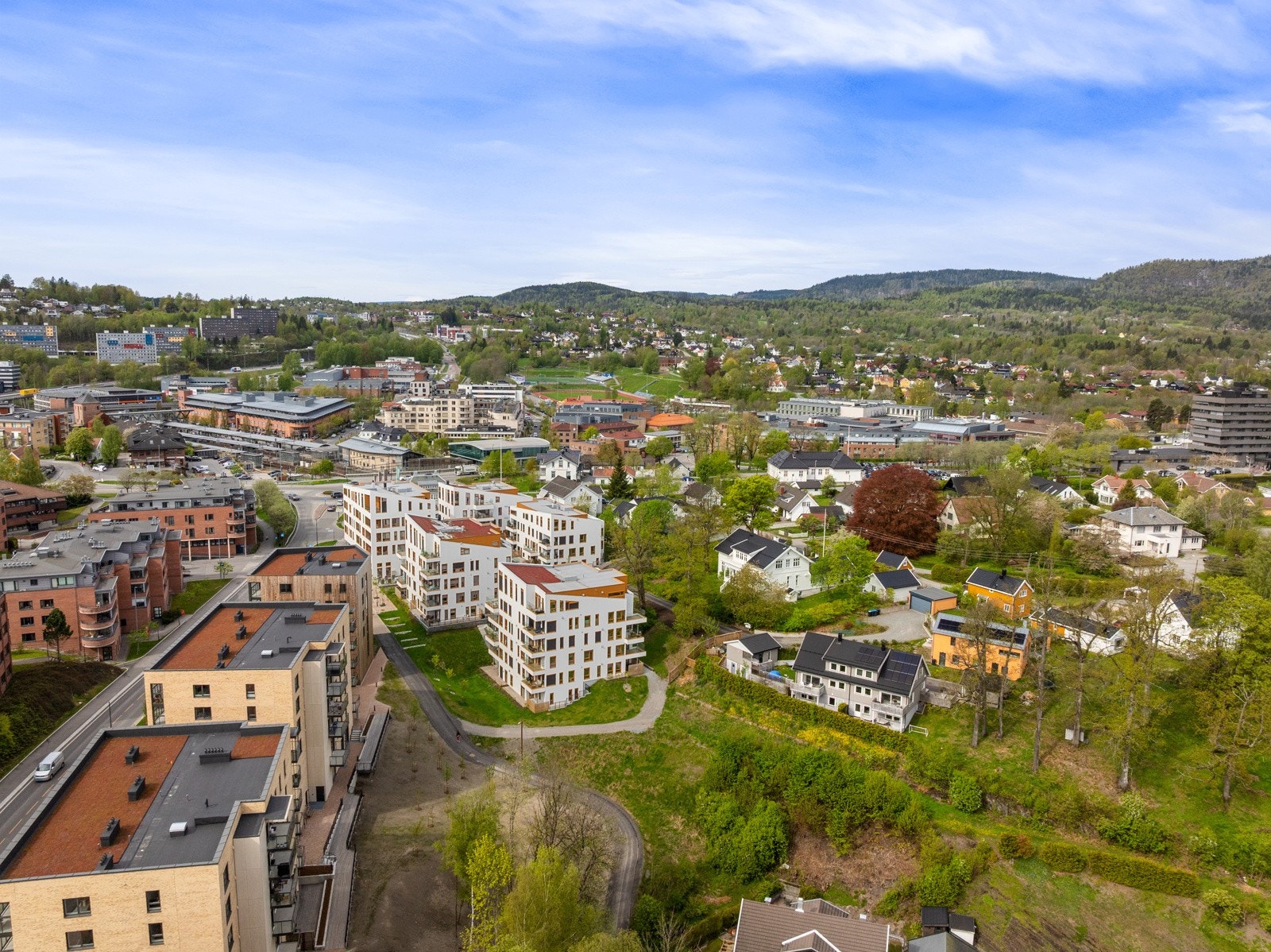 Perlen ligger rett i utkanten av Asker sentrum. Her har du rusleavstand til alt Asker sentrum kan by på. Enten om det er restauranter, matbutikker, kjøpesenter eller treningssenter, her har du alt i umiddelbar nærhet. Galleribilde