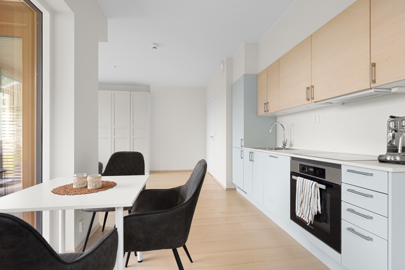 Det er plass til et spisebord i forbindelse med kjøkkenet. Galleribilde