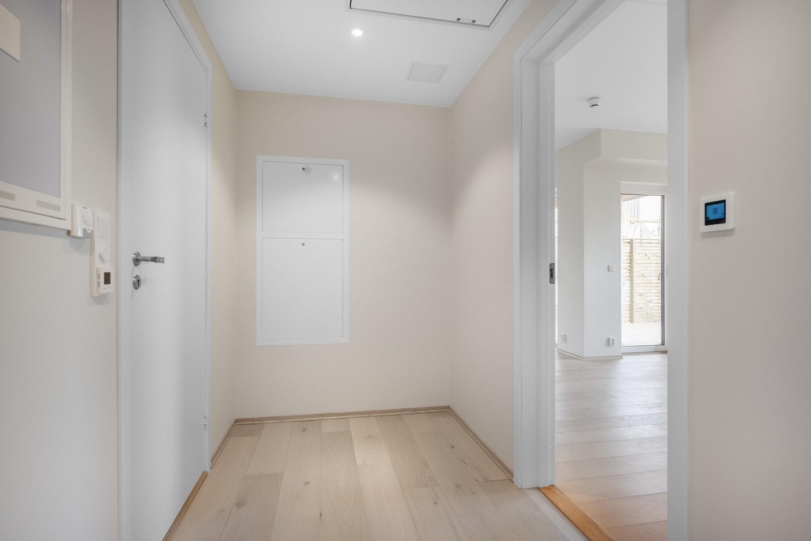 Langs veggene er det plass til speil, knagger og bilder, alt etter behov. Galleribilde