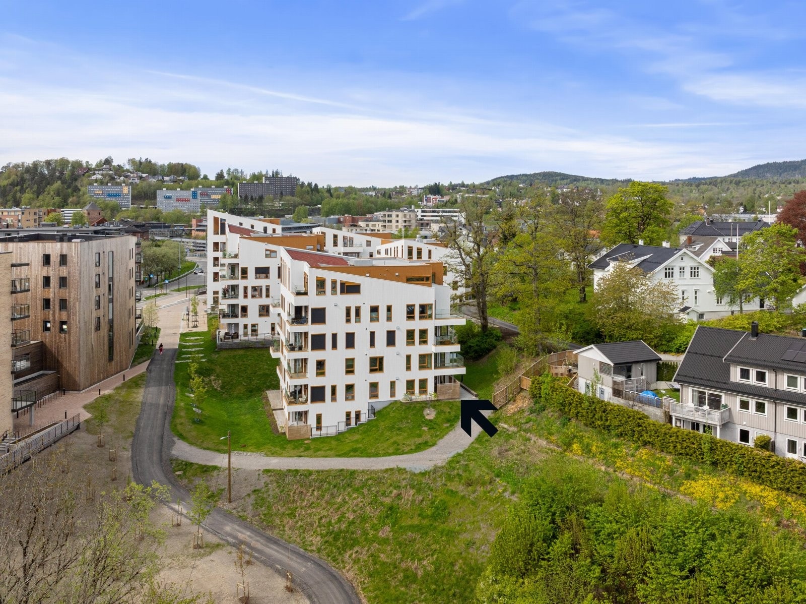 Beliggenheten er tilbaketrukket til tross for at man bor i umiddelbar nærhet til Asker sentrum. Galleribilde
