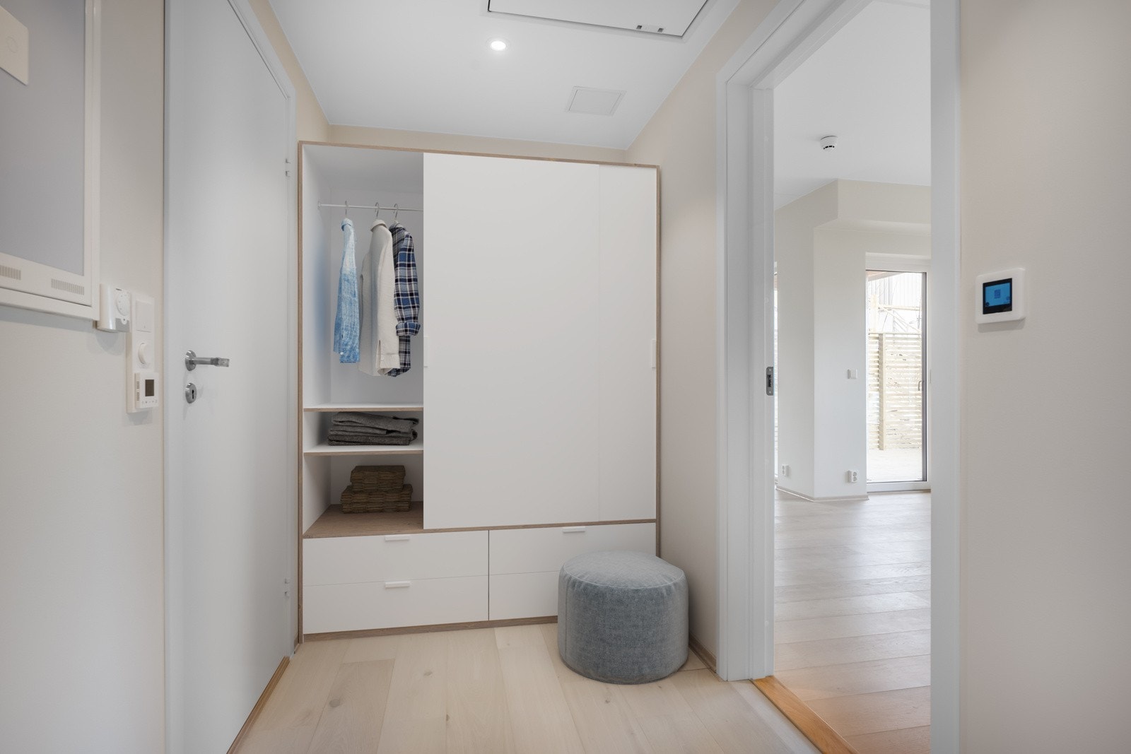 Det er plass til garderobe i entreen (digitalt møblert). Galleribilde