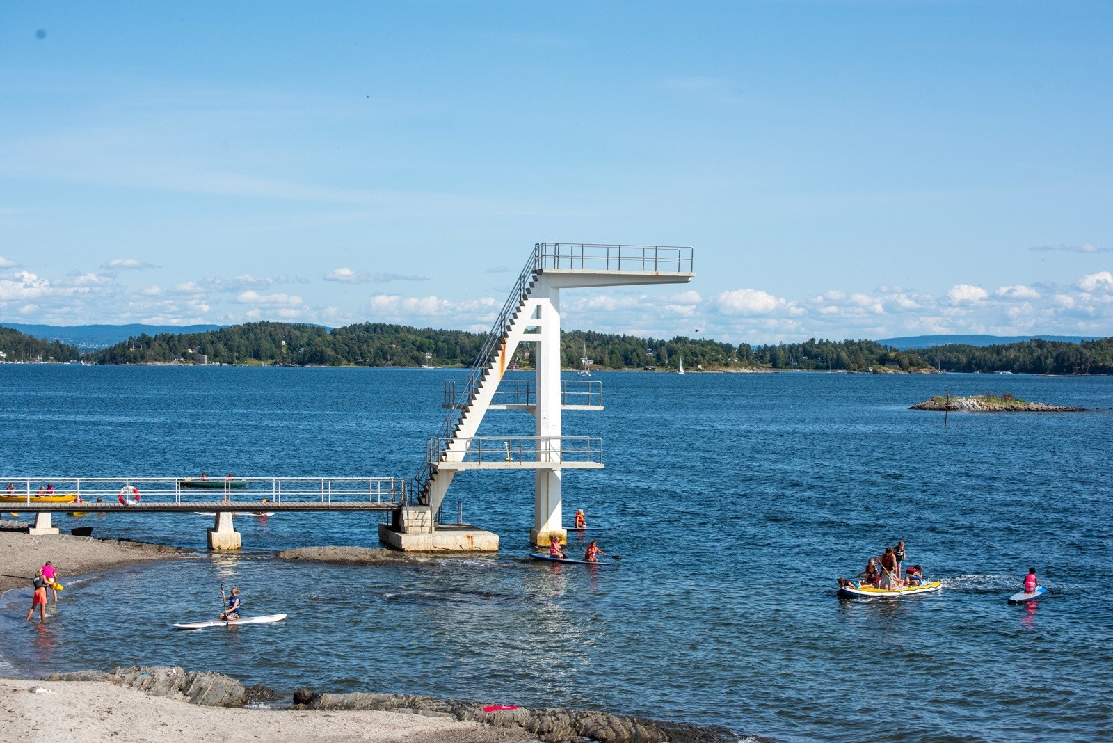 Om man heller foretrekker saltvann er Hvalstrand bad et populært sted å bade og tilbringe varme sommerdager. Galleribilde