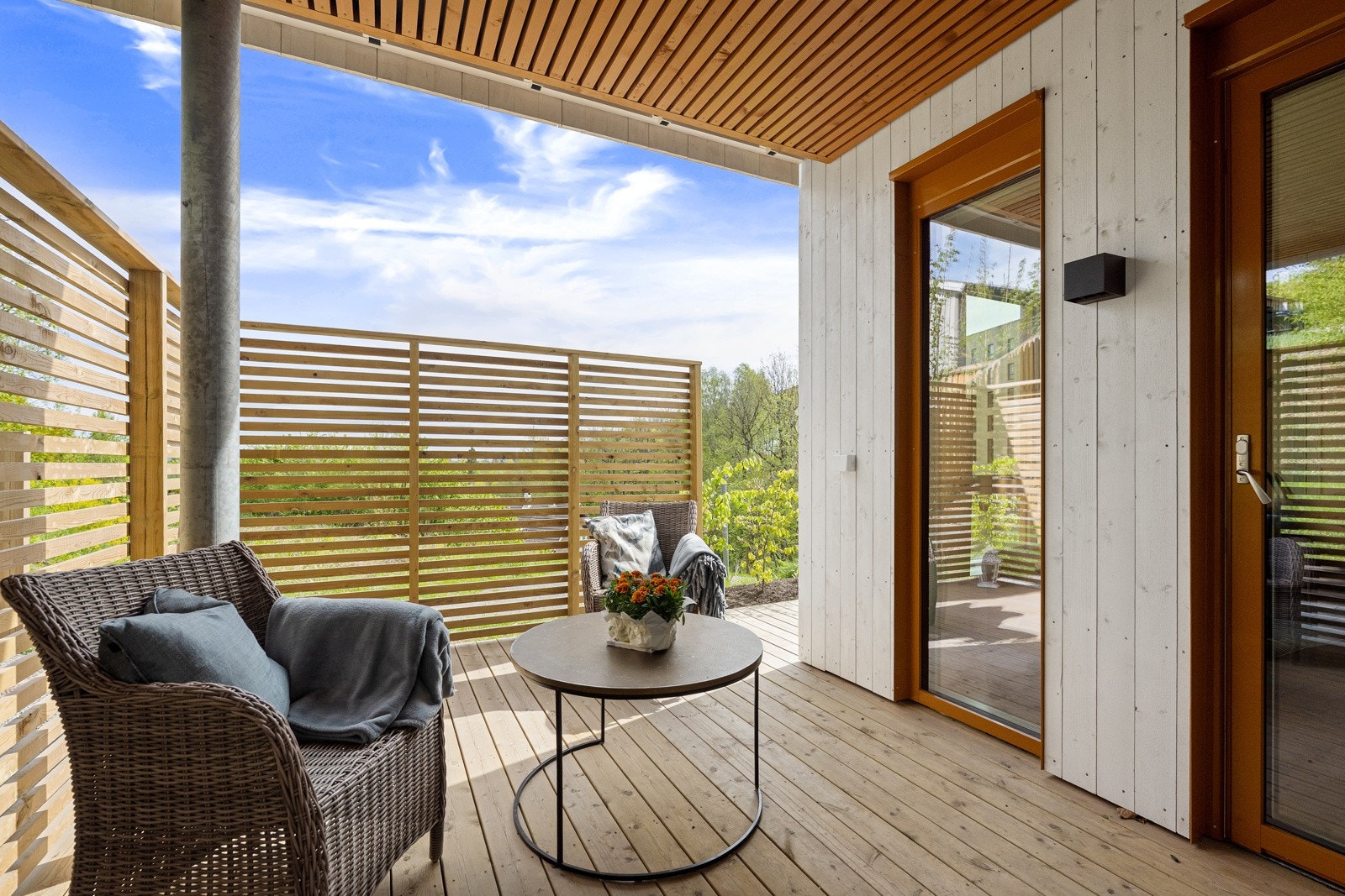 Med en delvis overbygget markterrasse på hele 16 kvm og moderne spilevegger som skjermer for innsyn er det enkelt å nyte livet utendørs i sommerhalvåret. Galleribilde