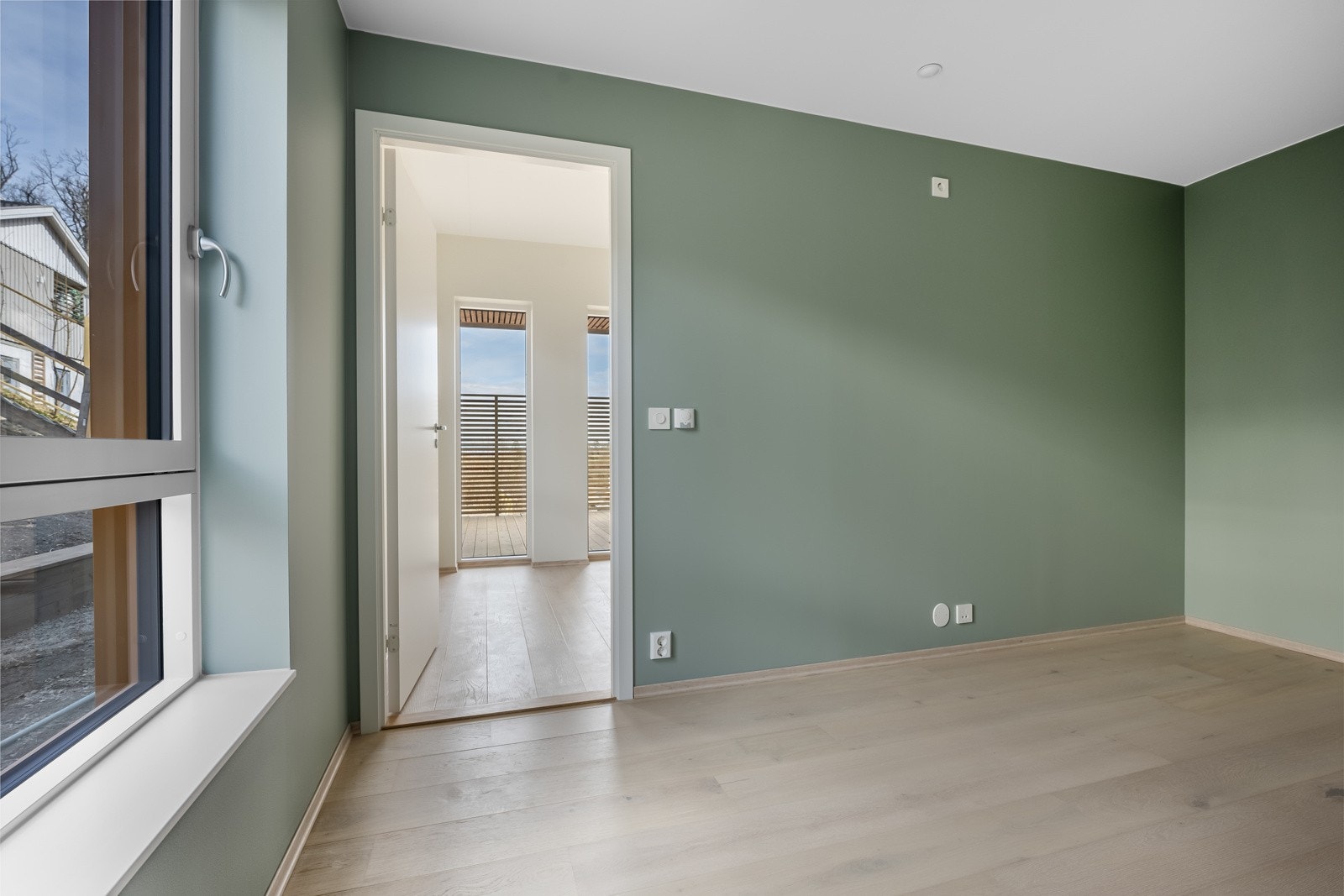 Det leveres flere uttak for bredbånd/TV, ett i stuen og ett i soverommet. Galleribilde