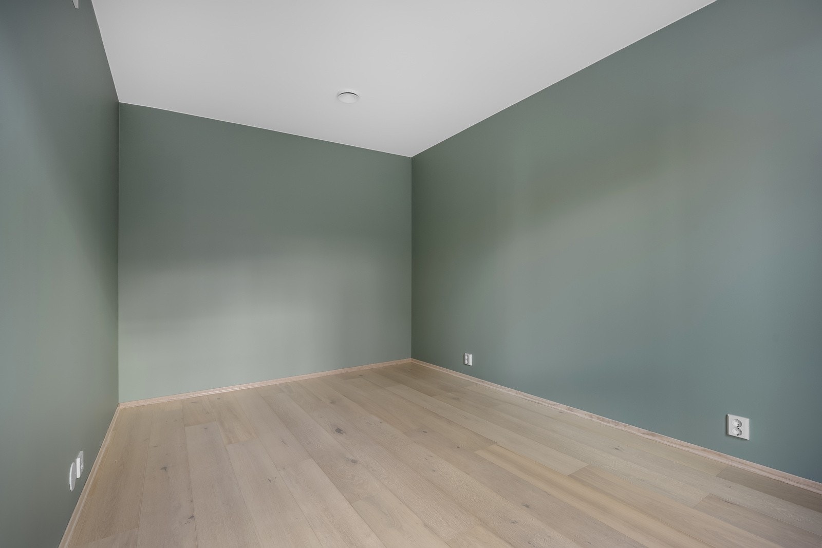 Soverommet har god plass til dobbeltseng, nattbord og klesoppbevaring. Galleribilde