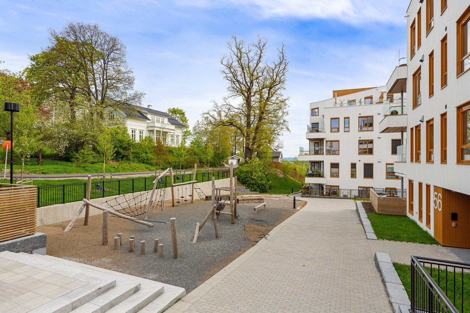 Det er parkmessige uteområder med lekeplass, belantning, plener, eksklusiv steinsetting og grøntarealer rundt og mellom byggene. Galleribilde