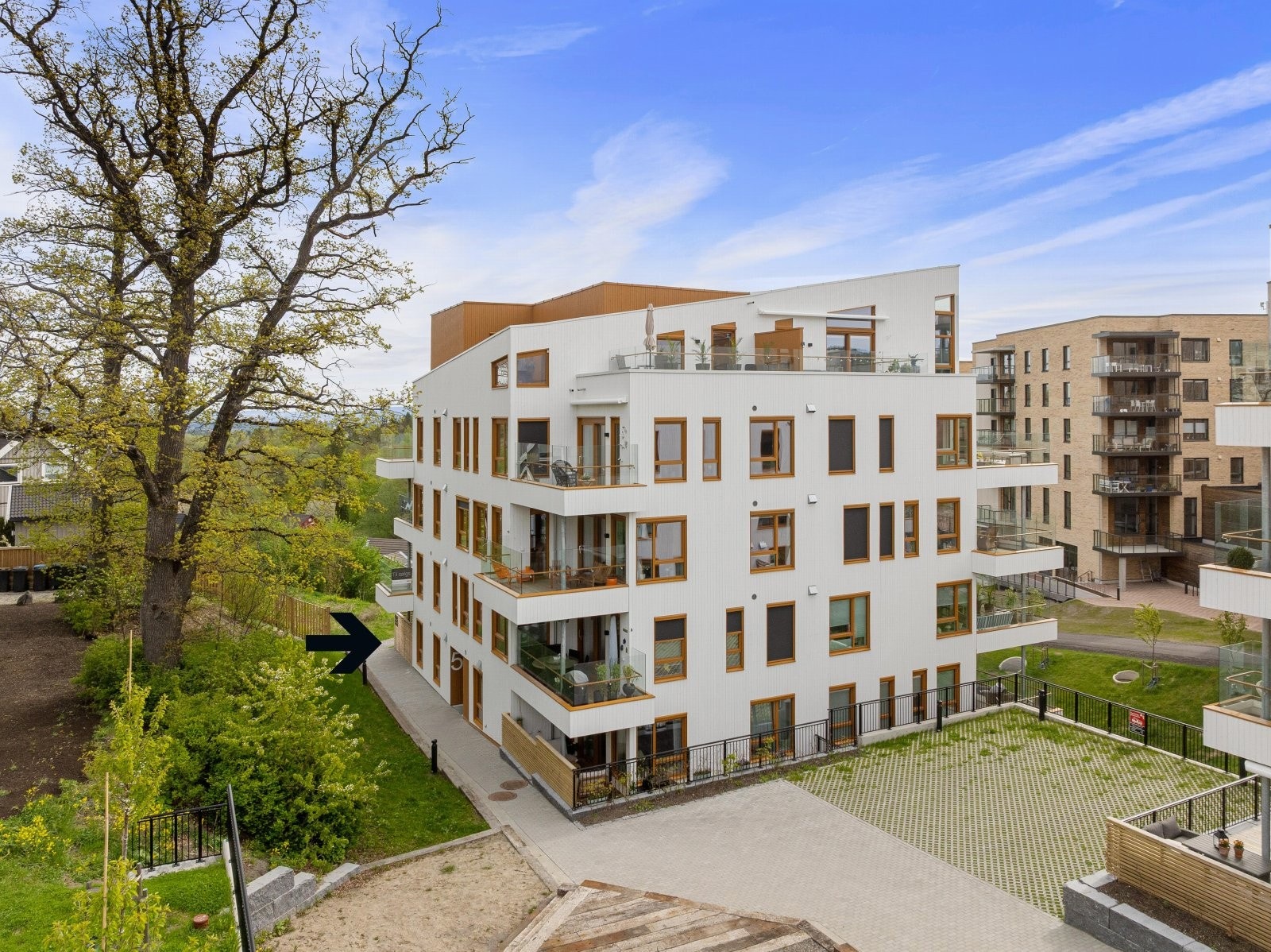 Leiligheten har en skjermet beliggenhet i det innerste bygget i sameiet. Galleribilde