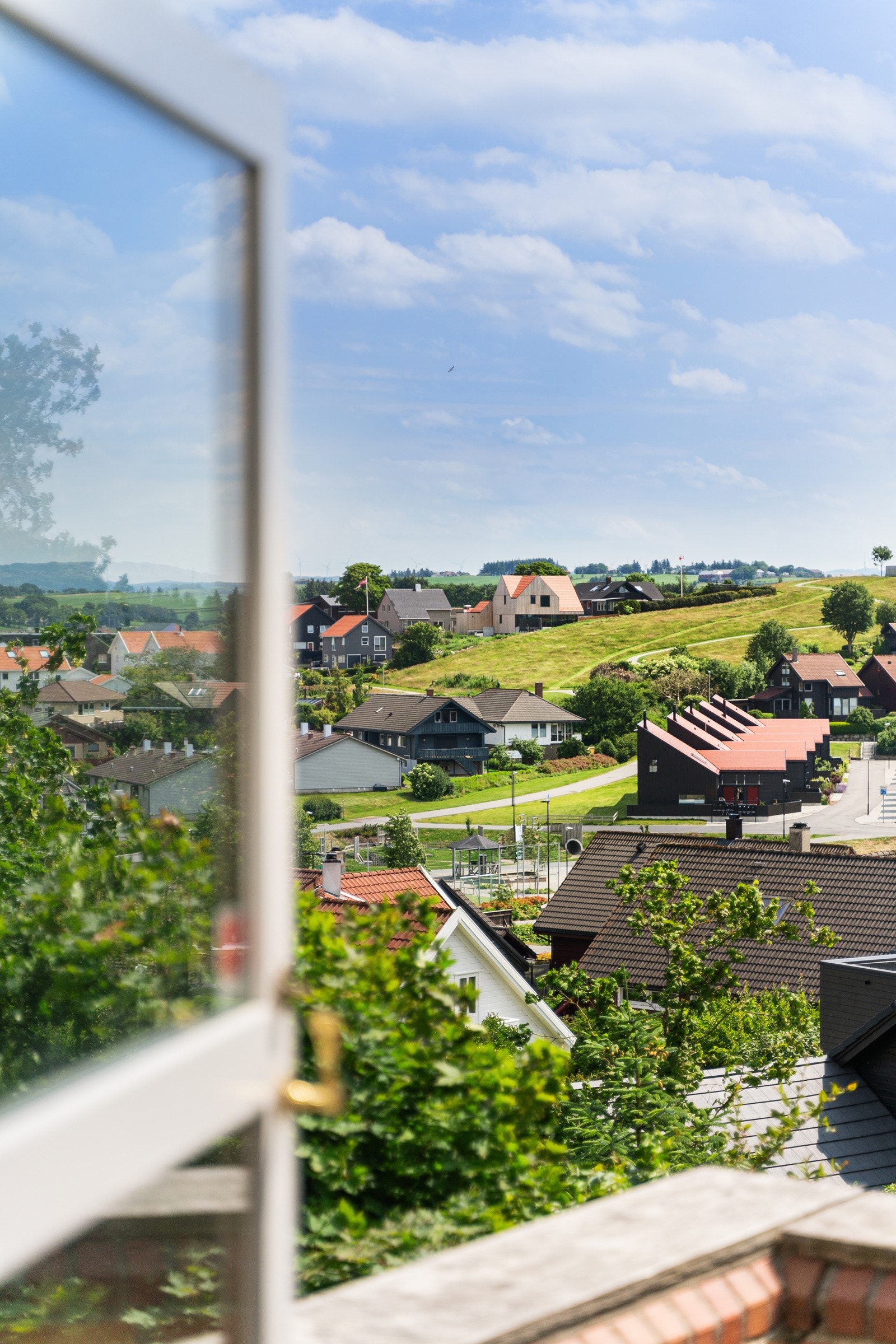 Det er flere doble dører som fører ut til uteområdet, noe som gjør overgangen mellom ute og inne sømløs. Galleribilde