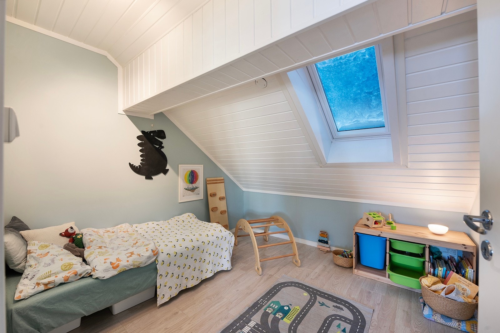 Her ligger det en stor bod som selger har brukt til sovealkove. Det er også en bod til så her er det masse lagringsplass. Galleribilde
