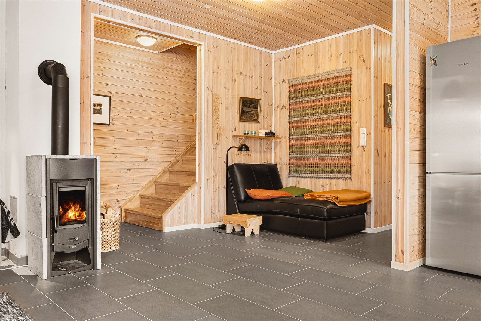 Innledningsvis presenteres hyttens 1. etasje. Denne er innredet med bad/vaskerom, to soverom og stue/kjøkken med utgang til altan. Galleribilde