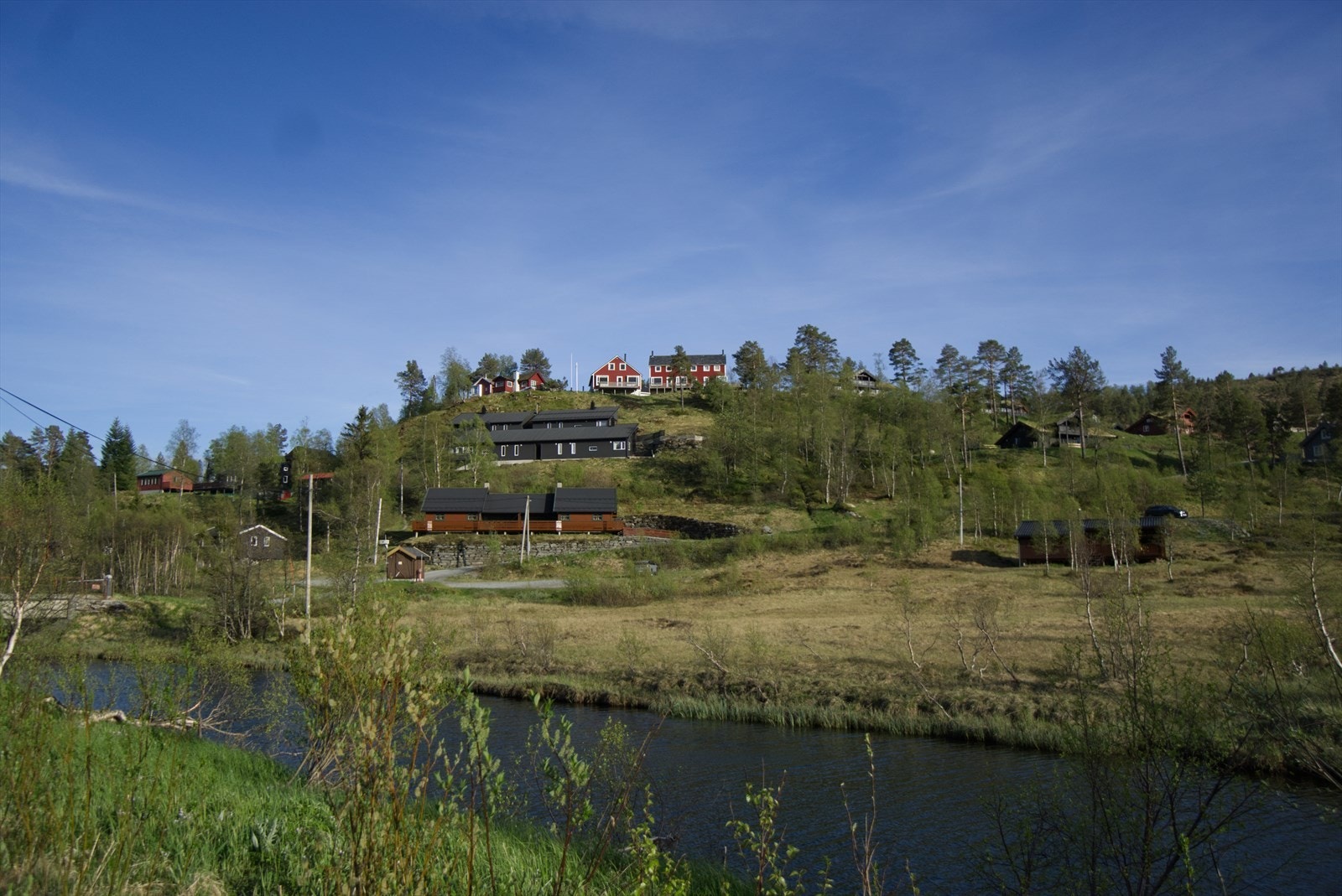 Nydelig plassert på et høydedrag, slik at man har god oversikt over nærområdet og ingen sjenerende innsyn. Galleribilde