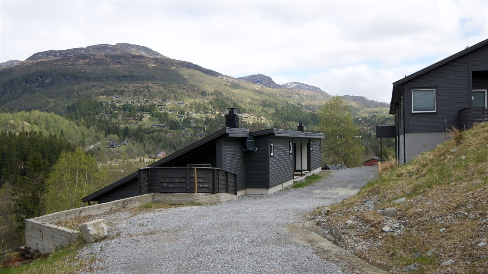 Innkjørsel tar deg rett til inngangsdør (venstre) og garasje (høyre). Galleribilde