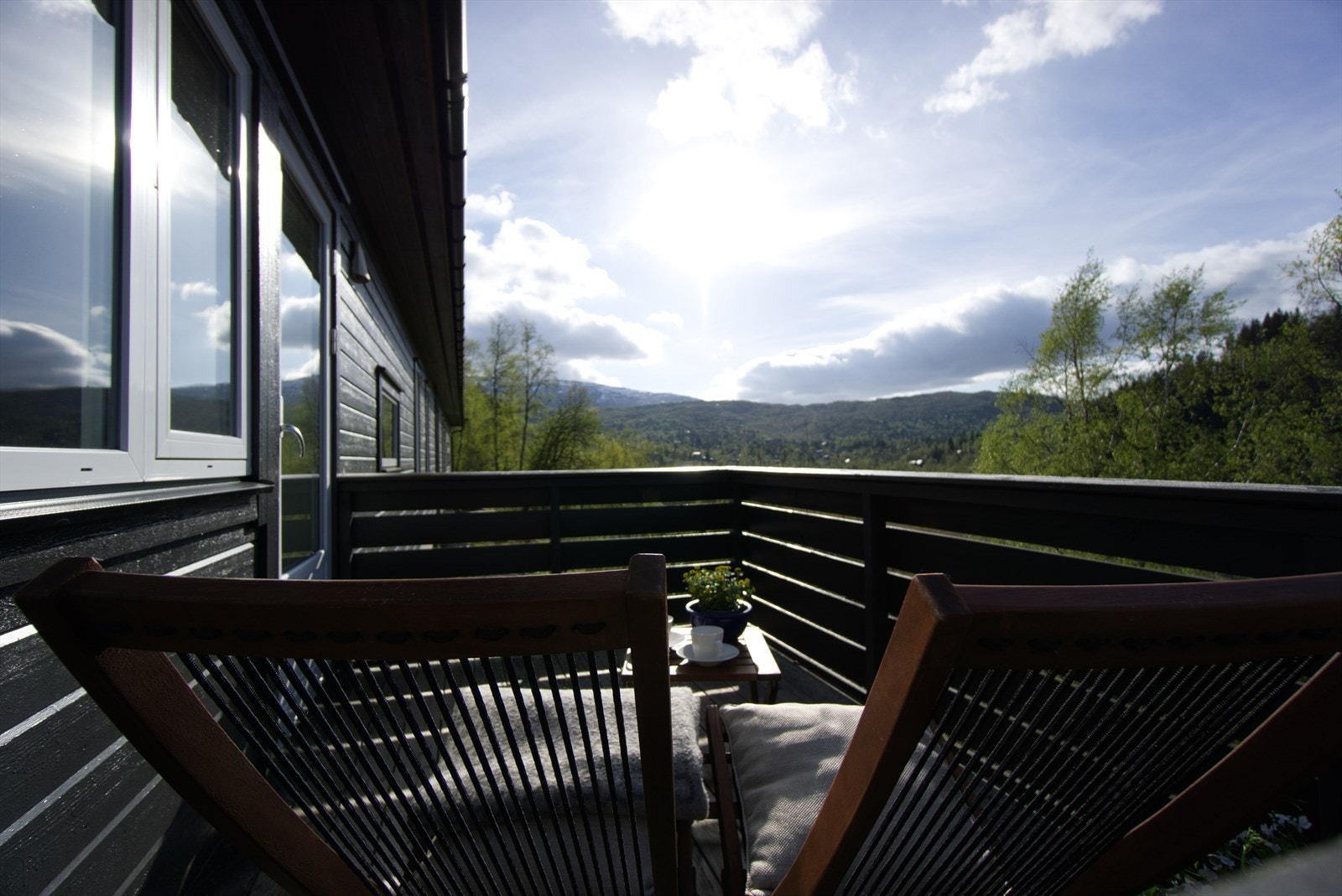 Det er eventyrlig utsikt over det vakre fjellandskapet, og ettermiddagssol fra rundt påsketider. Galleribilde