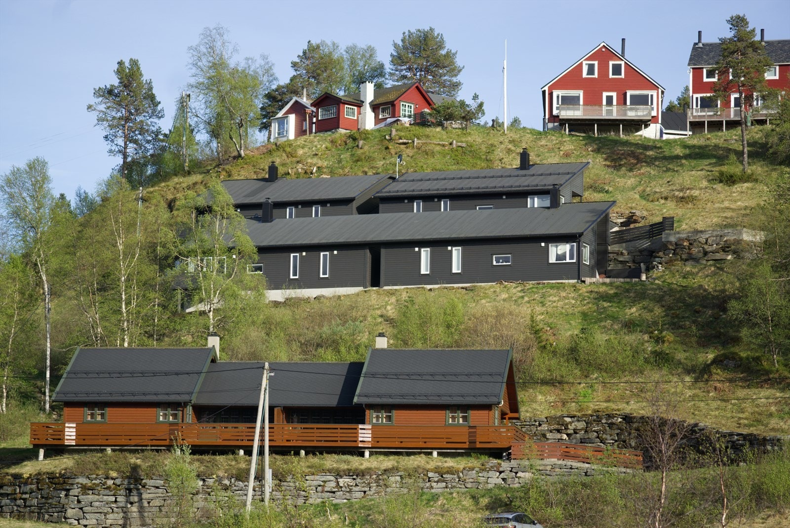 Moderne, koselig, innholdsrik hytte på Kvamskogen.
Ypperlig plassering i fremste rekke. Egen garasje rett ved inngangsdør. Galleribilde