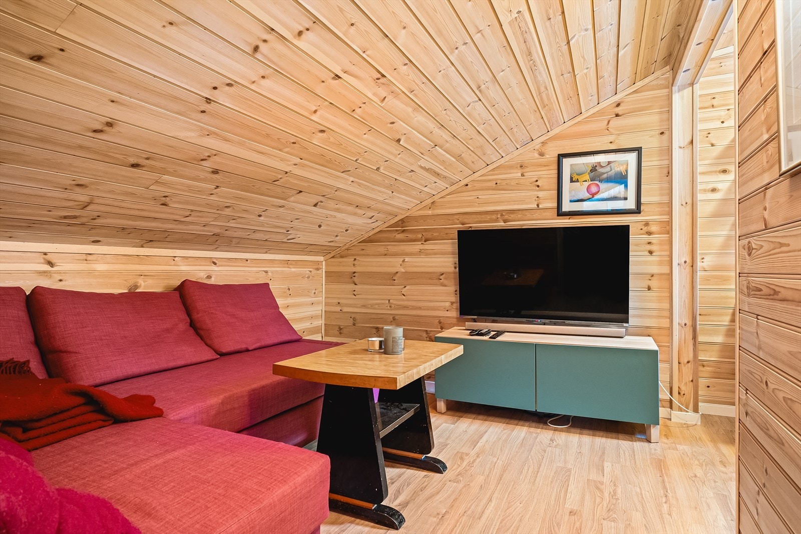 TV-stue er et ypperlig "bonusrom", og har gulvflate på 9,9 m² (målbart areal er 3,9 m²). Det er i dag innredet med sovesofa, TV og en kontorkrok. Galleribilde