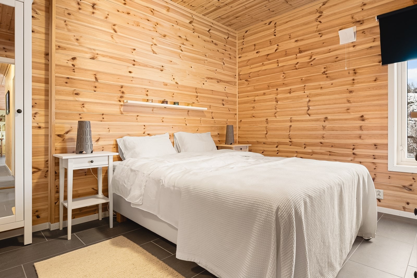 Hovedsoverom (10,6 m²) har god plass til innredning av dobbeltseng av ønsket størrelse, og tilhørende soveromsmøblement. Galleribilde