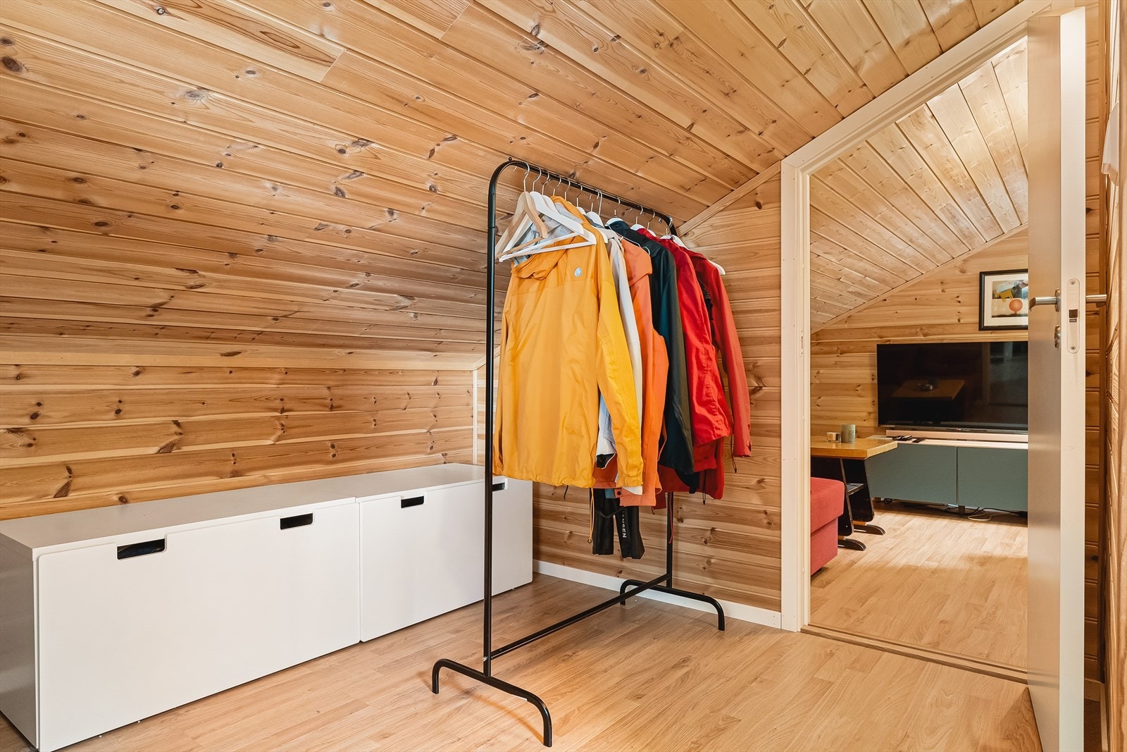 2. etasje er innredet med entré, gang, soverom og TV stue/kontor. Gang har god plass til diverse garderobeinnredning. Galleribilde