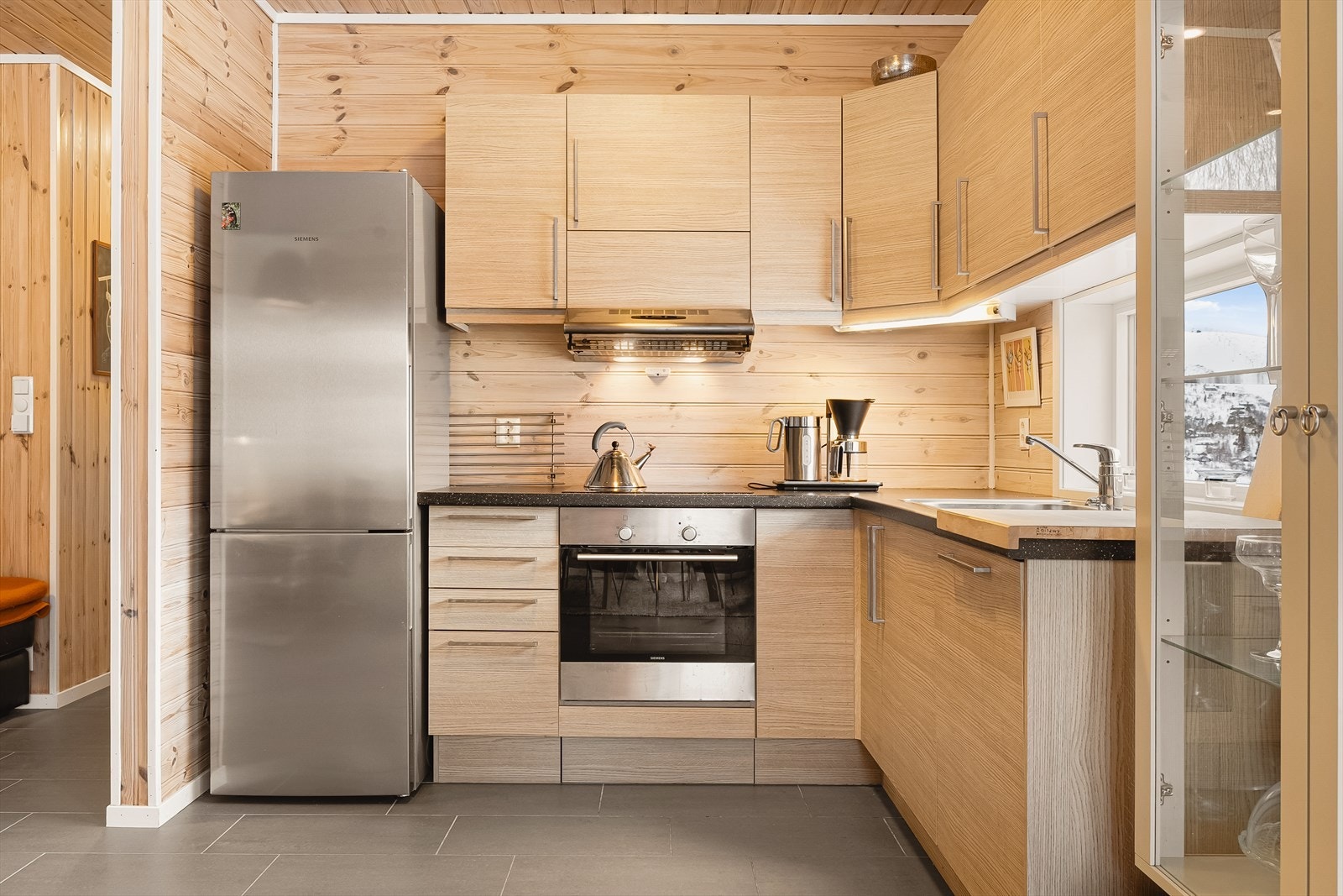 Integrerte hvitevarer inkluderer platetopp, stekeovn og oppvaskmaskin. Frittstående kjøleskap med frysedel medfølger handelen. Galleribilde