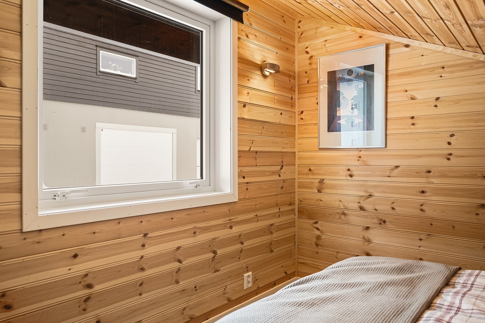 Selger har benyttet det til gjesterom. Stort vindu vender bak mot uteplass/garasjerekke. Galleribilde