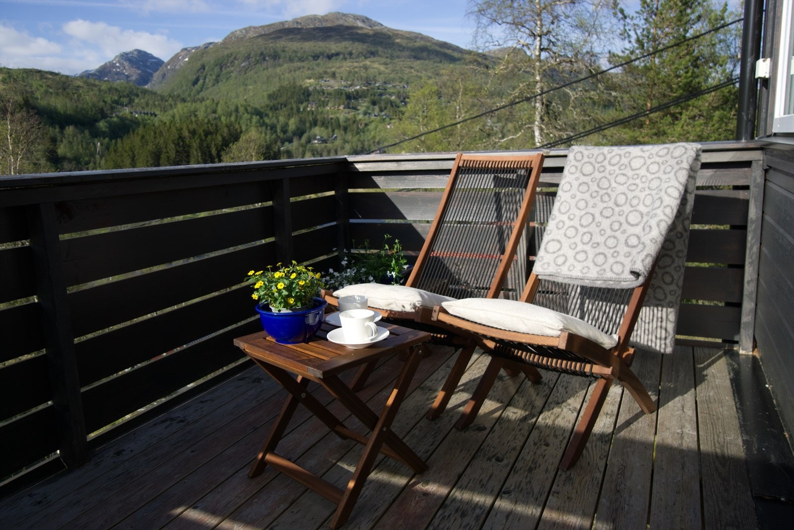 Altan er ca. 6 m², og kan fint møbleres med en hyggelig sittegruppe. Galleribilde