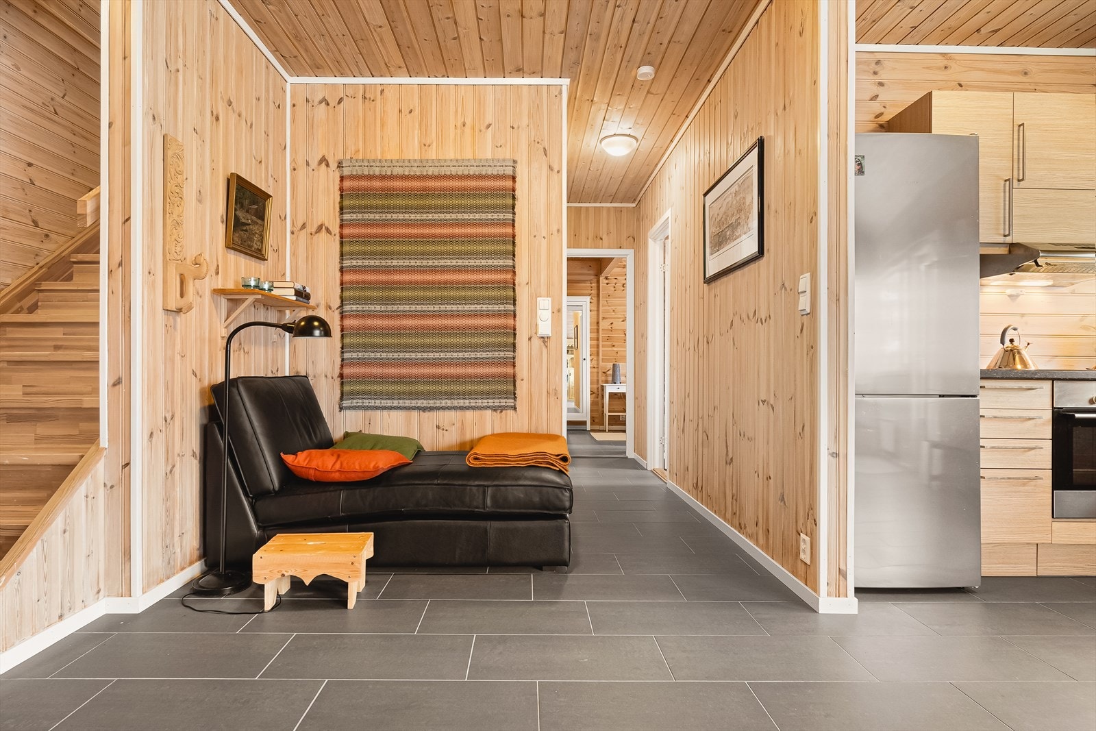 Fine soner i rommet gjør at man kan innrede i flere sittegrupper. Koselig med en egen lesekrok i stue. Gang fører veien videre til soverom og bad. Galleribilde