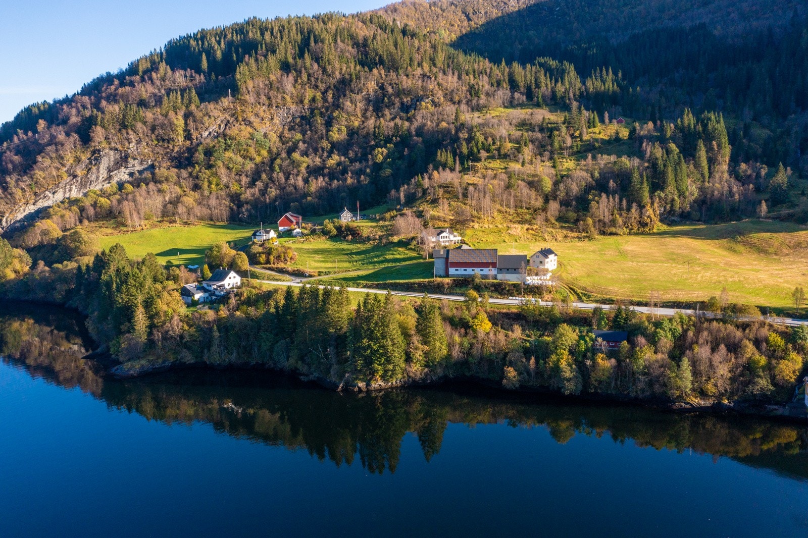 Dronebilde over tunet Galleribilde