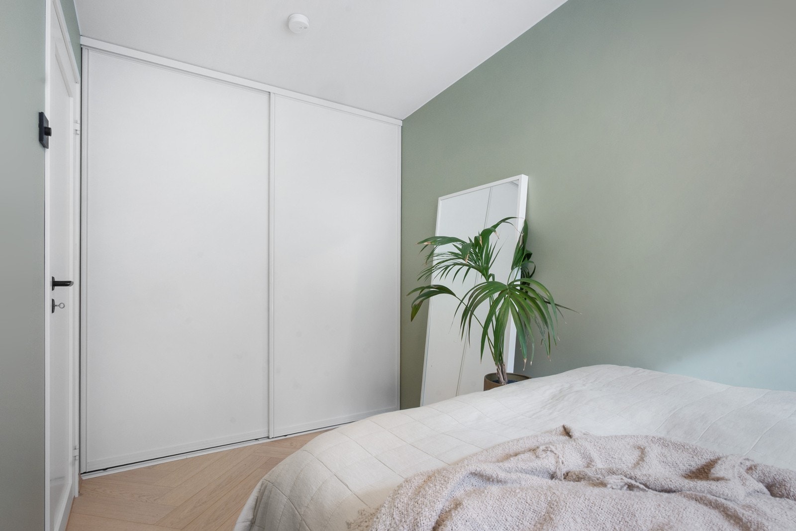 Rommet har skyvedørsgarderobe fra Langlo på en hel kortvegg. Galleribilde