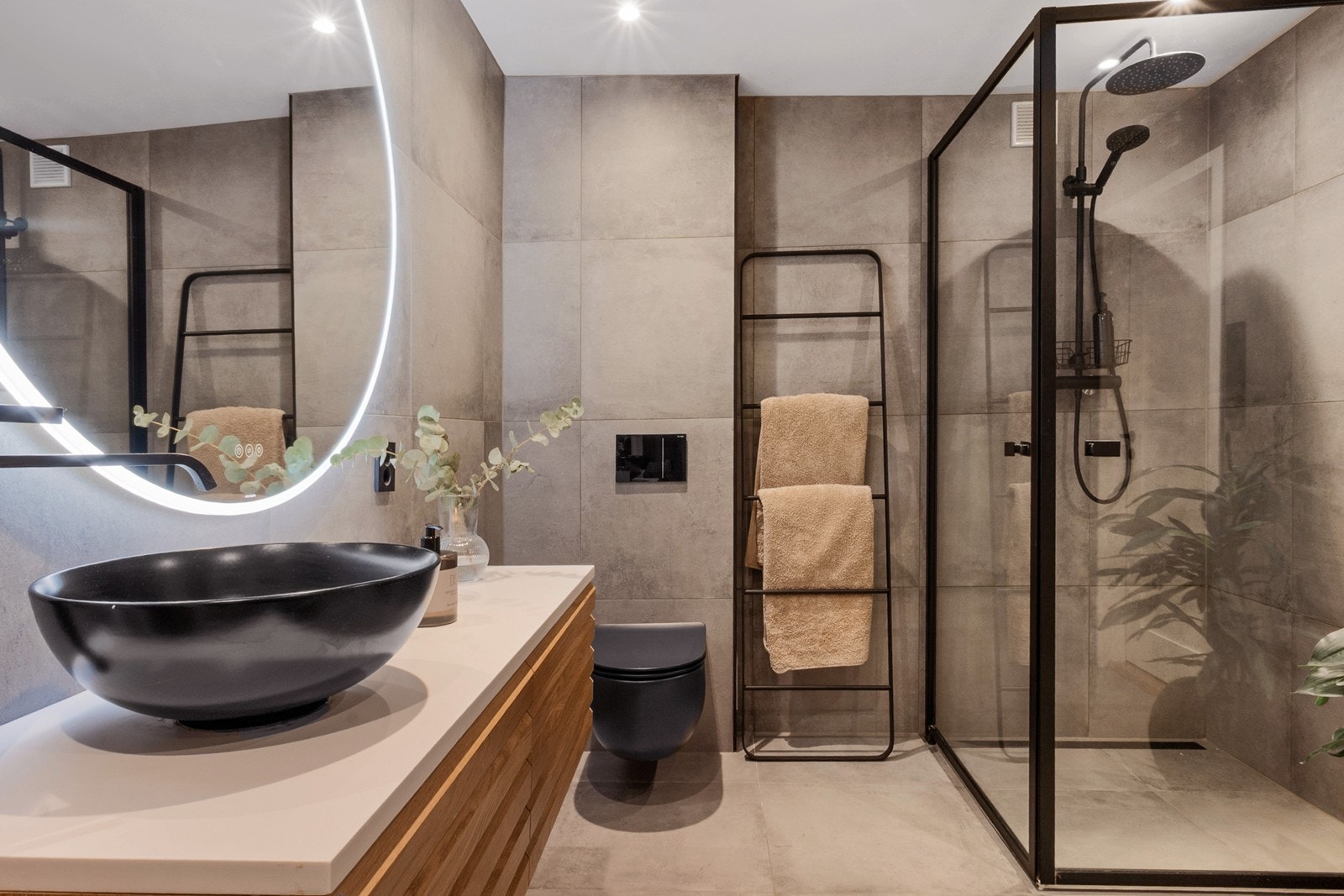 Badet ble renovert i 2020, med flislagte overflater, gulvvarme og downlights, samt opplegg for vaskemaskin. Galleribilde