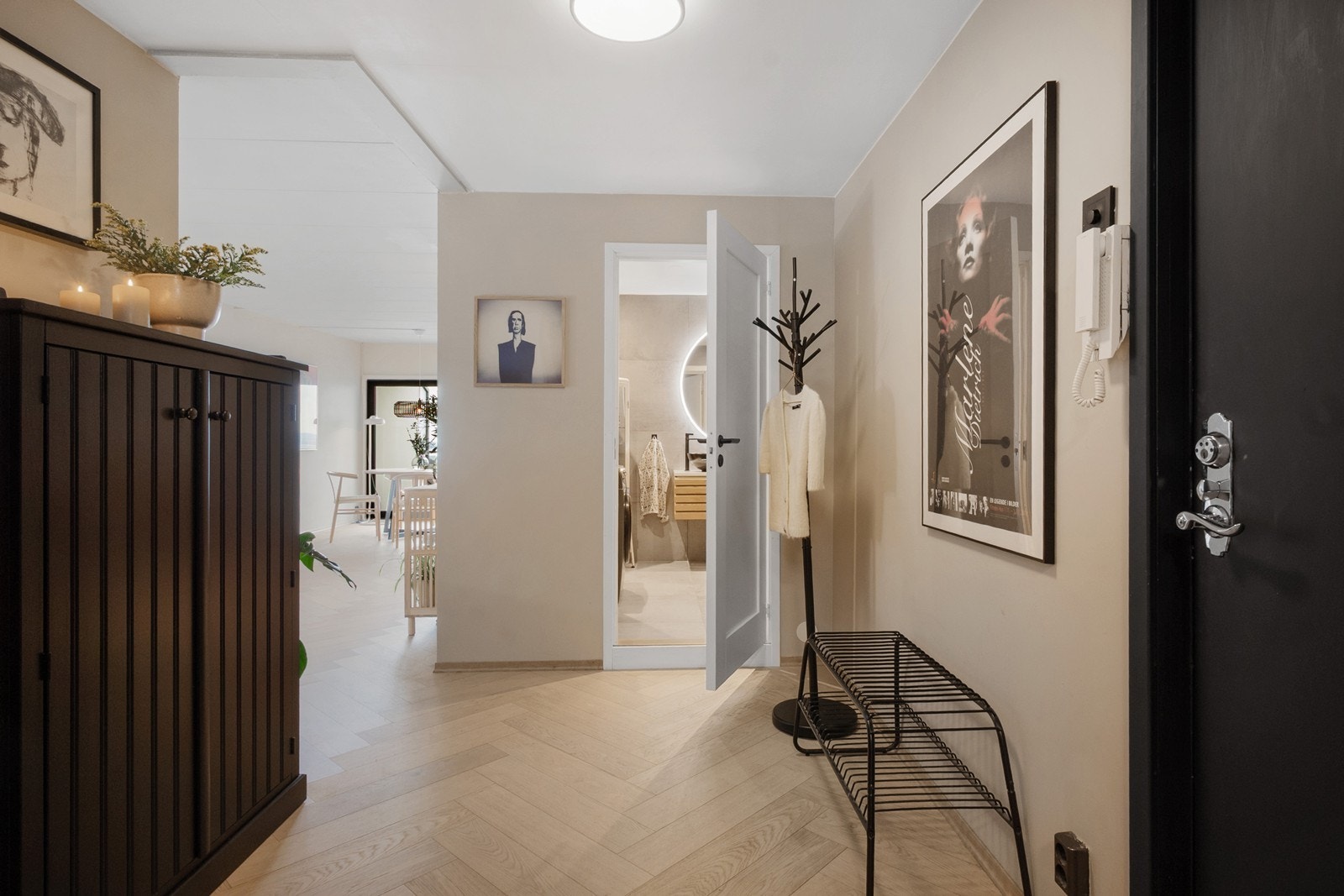 Vel inne er en romslig entré med plass til oppbevarings- og sittemøblement. Galleribilde