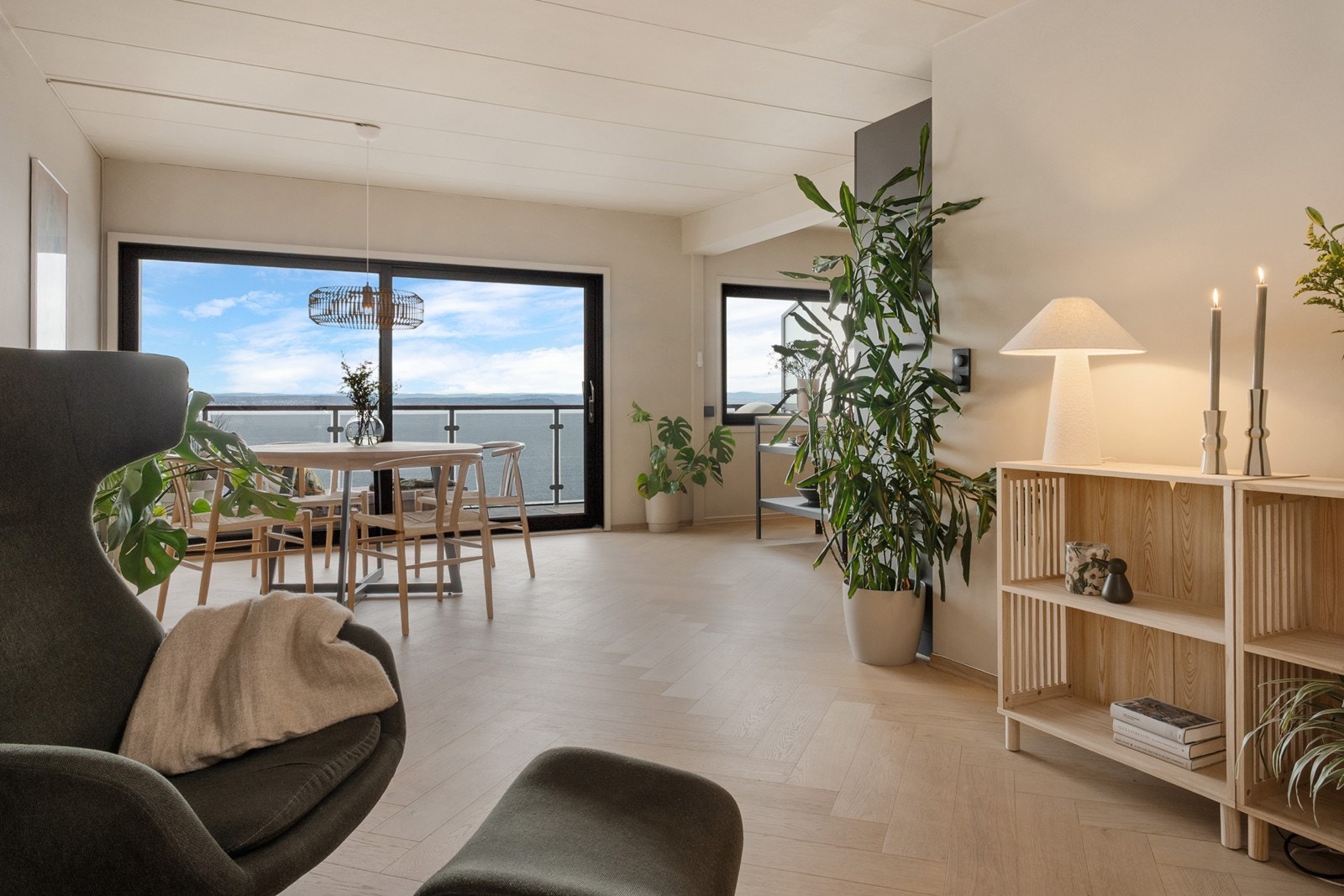 Stuens avlange utforming gir rom til både sofaløsning og spisestue. Galleribilde