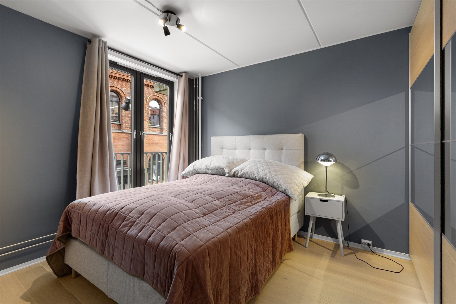 God plass til stor dobbeltseng. Galleribilde